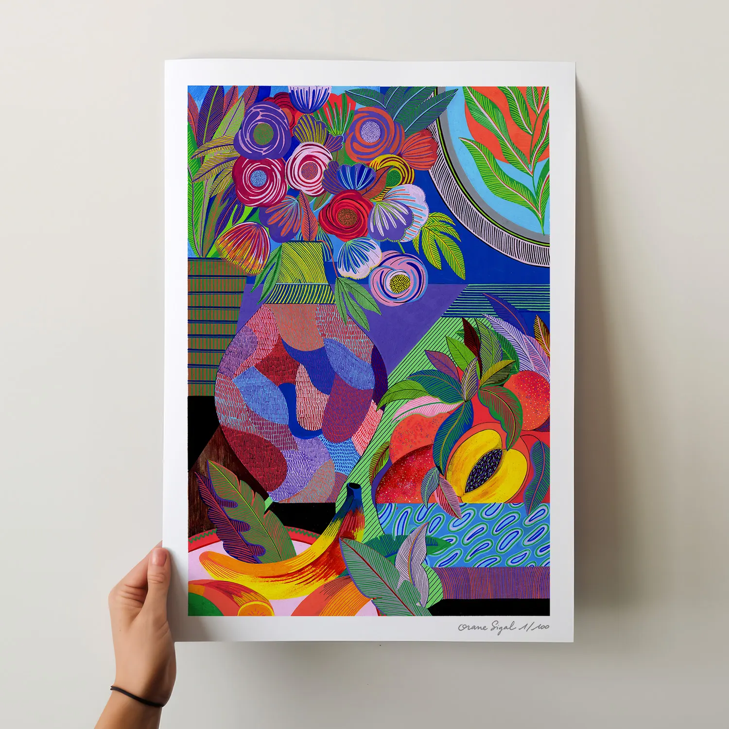 Bouquet de fleurs multicolores et coupe de fruits, vase à motifs, composition foisonnante, tirage d'art illustré par Orane Sigal