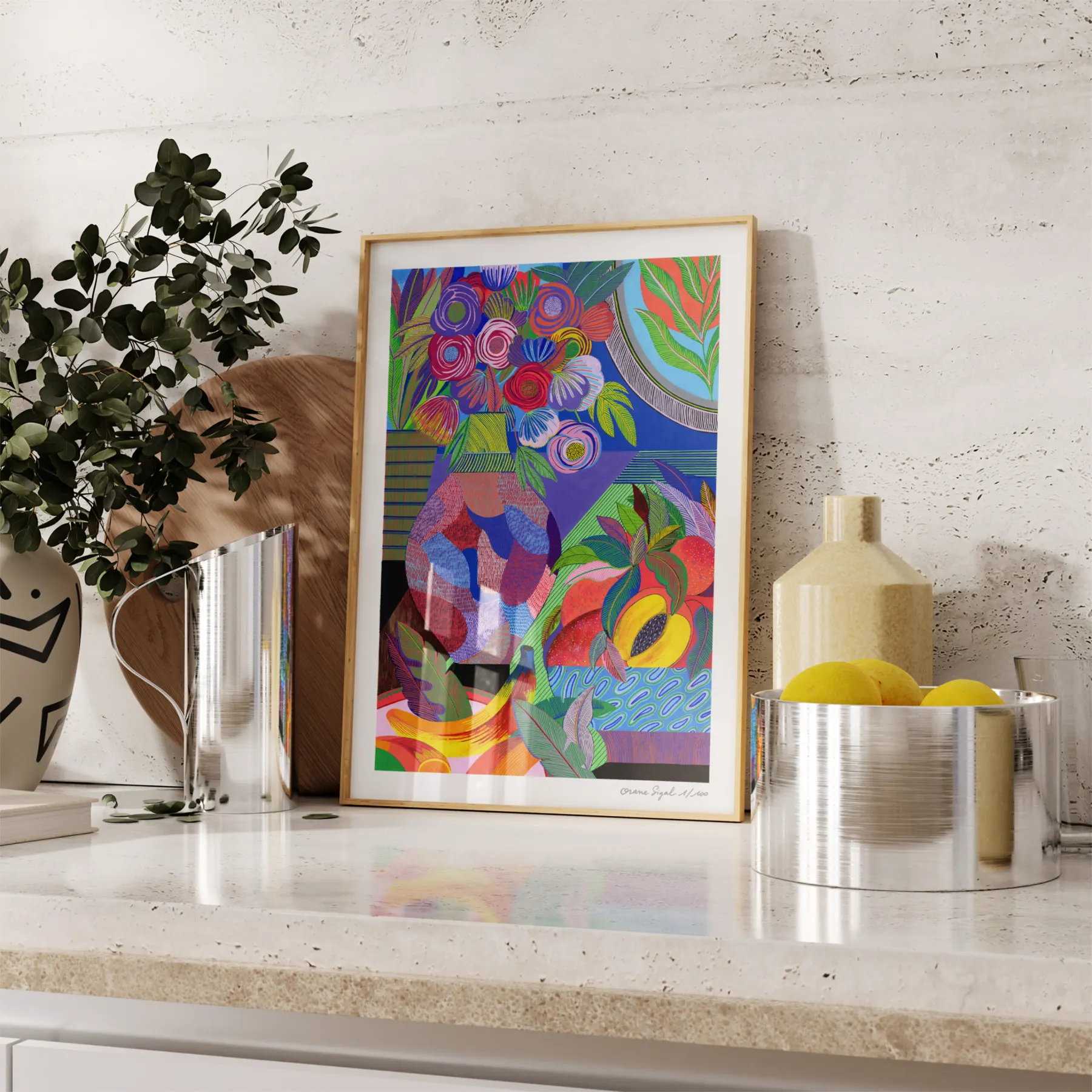 Bouquet de fleurs multicolores et coupe de fruits, vase à motifs, composition foisonnante, tirage d'art illustré par Orane Sigal