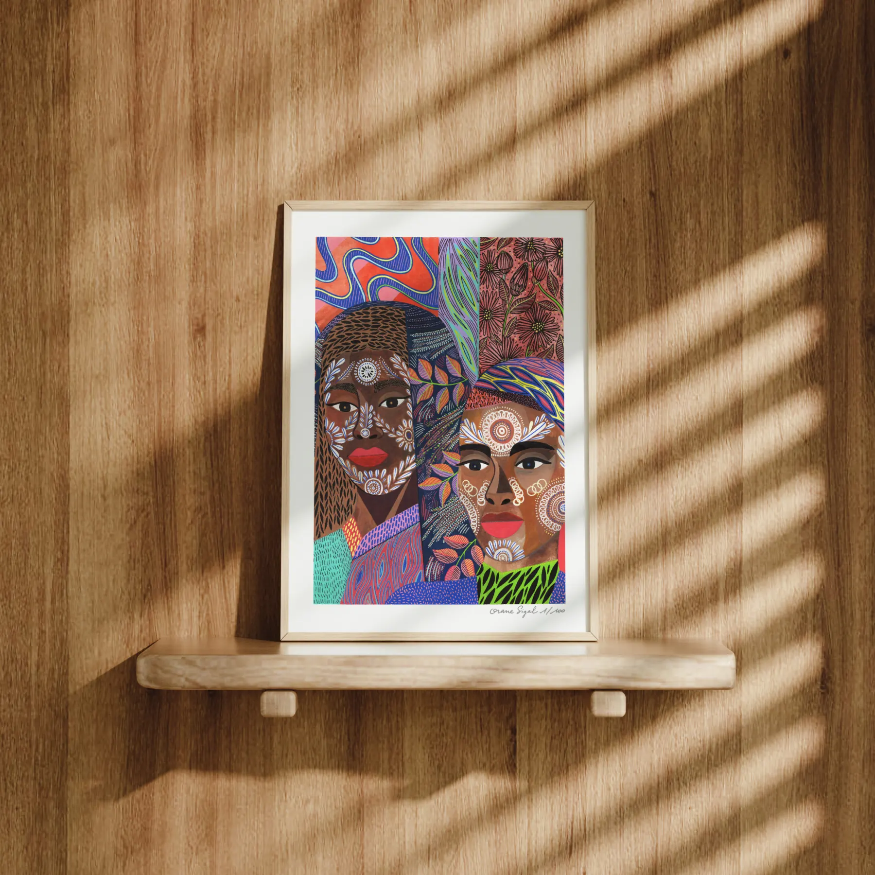 Deux femmes au visage peint de motifs blancs, fonds rouge et bleu fleuris, tirage d'art illustré par Orane Sigal