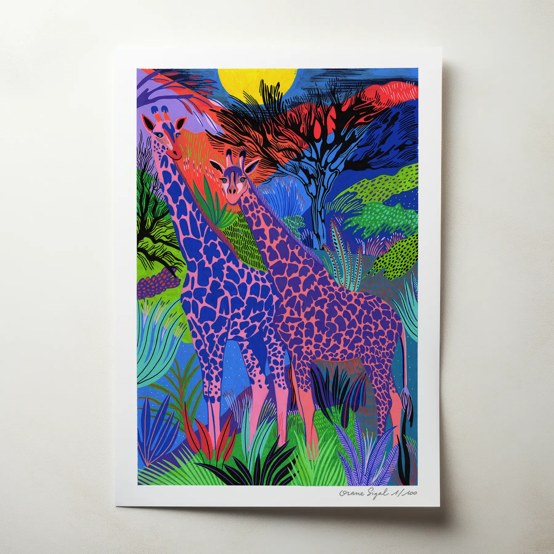 Deux girafes roses et violettes dans une jungle multicolore sous un soleil jaune, tirage d'art illustré par Orane Sigal