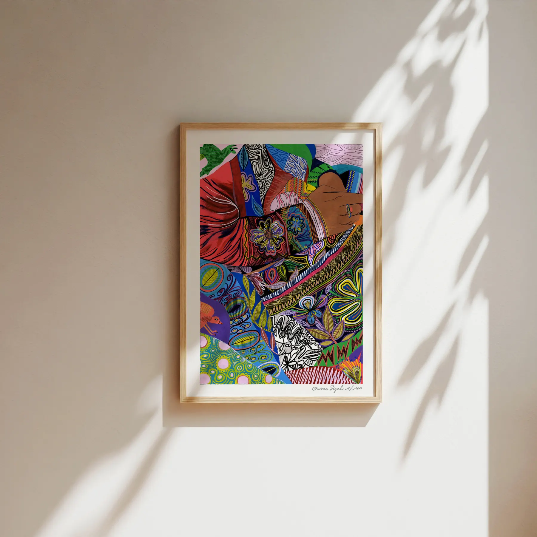 Mains brodant une étoffe fleurie, patchwork foisonnant de motifs et couleurs vives, tirage d'art illustré par Orane Sigal