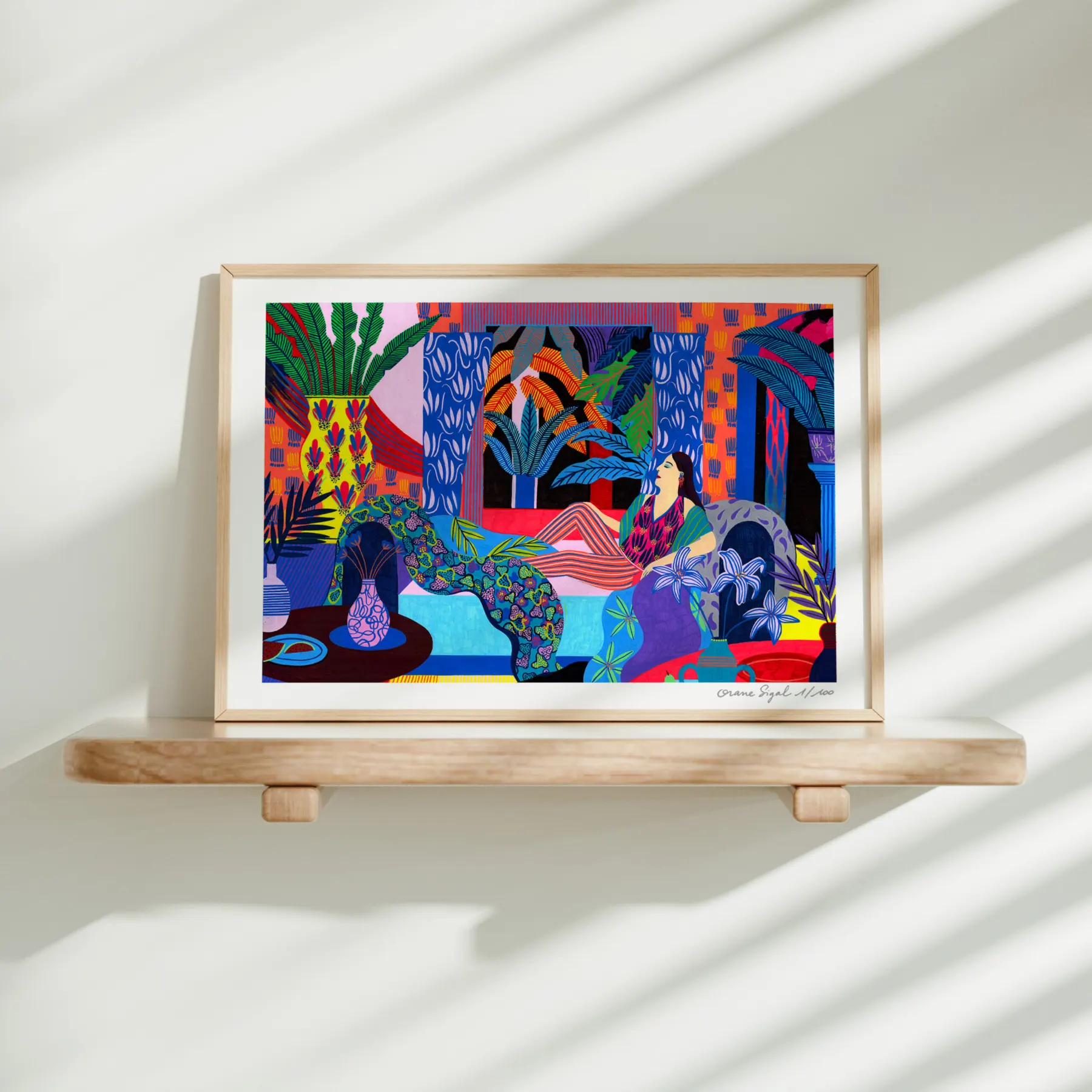 Femme alanguie dans un intérieur exotique aux motifs colorés, plantes en pot et palmiers, tirage d'art illustré par Orane Sigal
