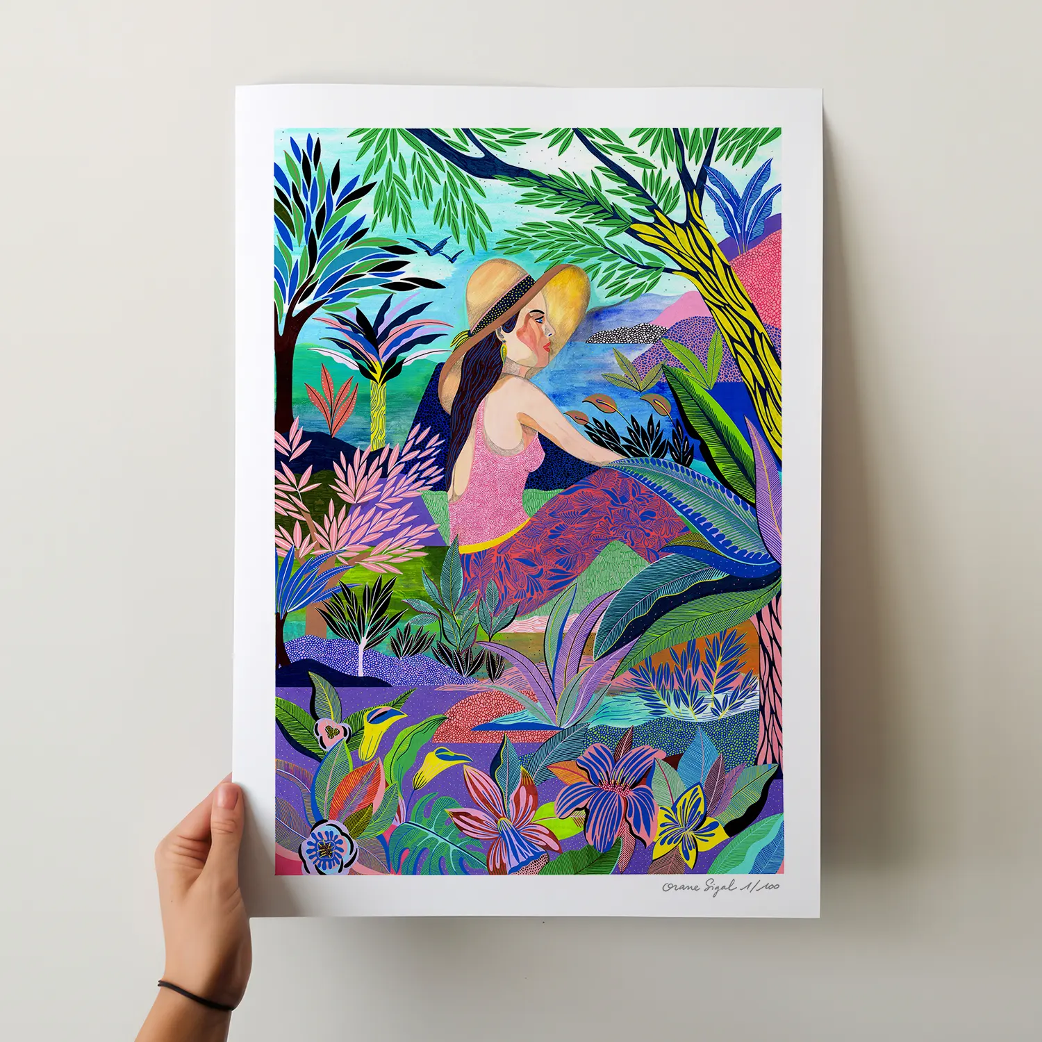 Femme au chapeau de paille assise dans une végétation tropicale luxuriante et colorée, tirage d'art illustré par Orane Sigal