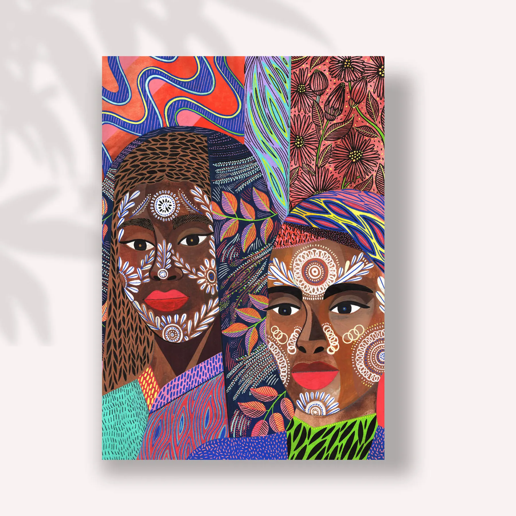 Deux femmes au visage peint de motifs blancs, fonds rouge et bleu fleuris, carte postale illustrée par Orane Sigal