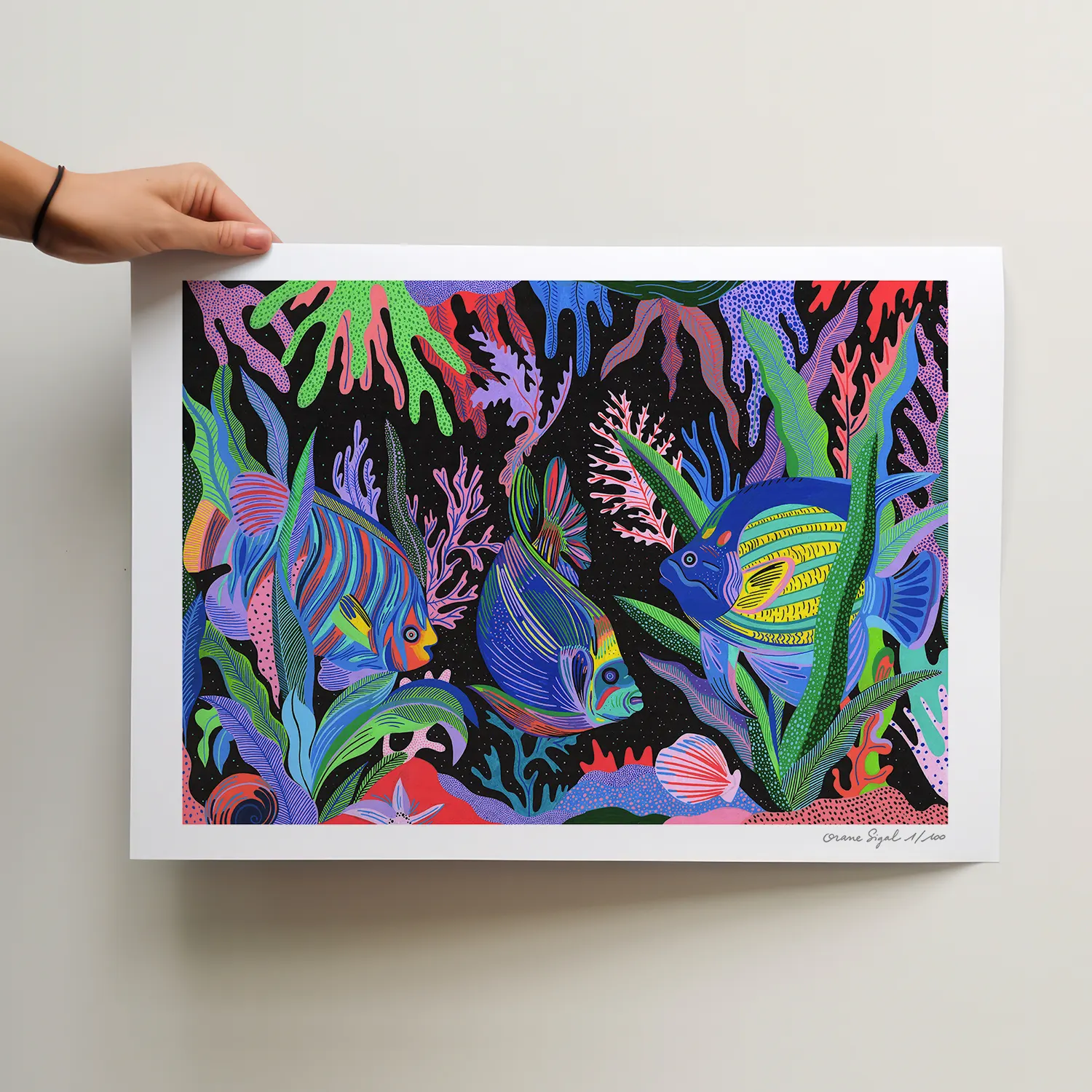 Poissons tropicaux bleus et verts parmi coraux et algues sur fond noir, tirage d'art illustré par Orane Sigal