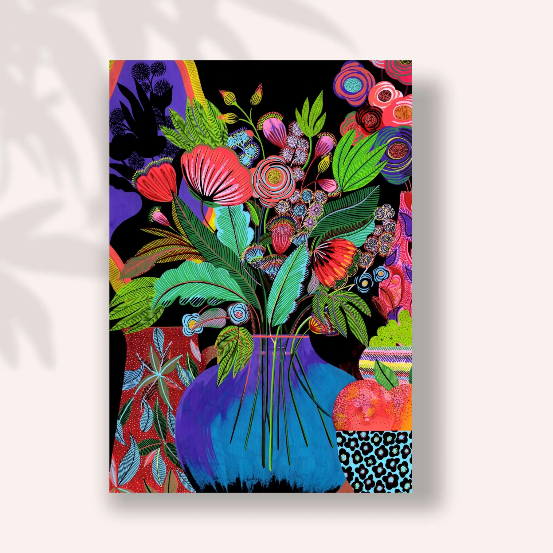 Bouquet de fleurs multicolores dans un vase bleu sur fond noir, carte postale illustrée par Orane Sigal