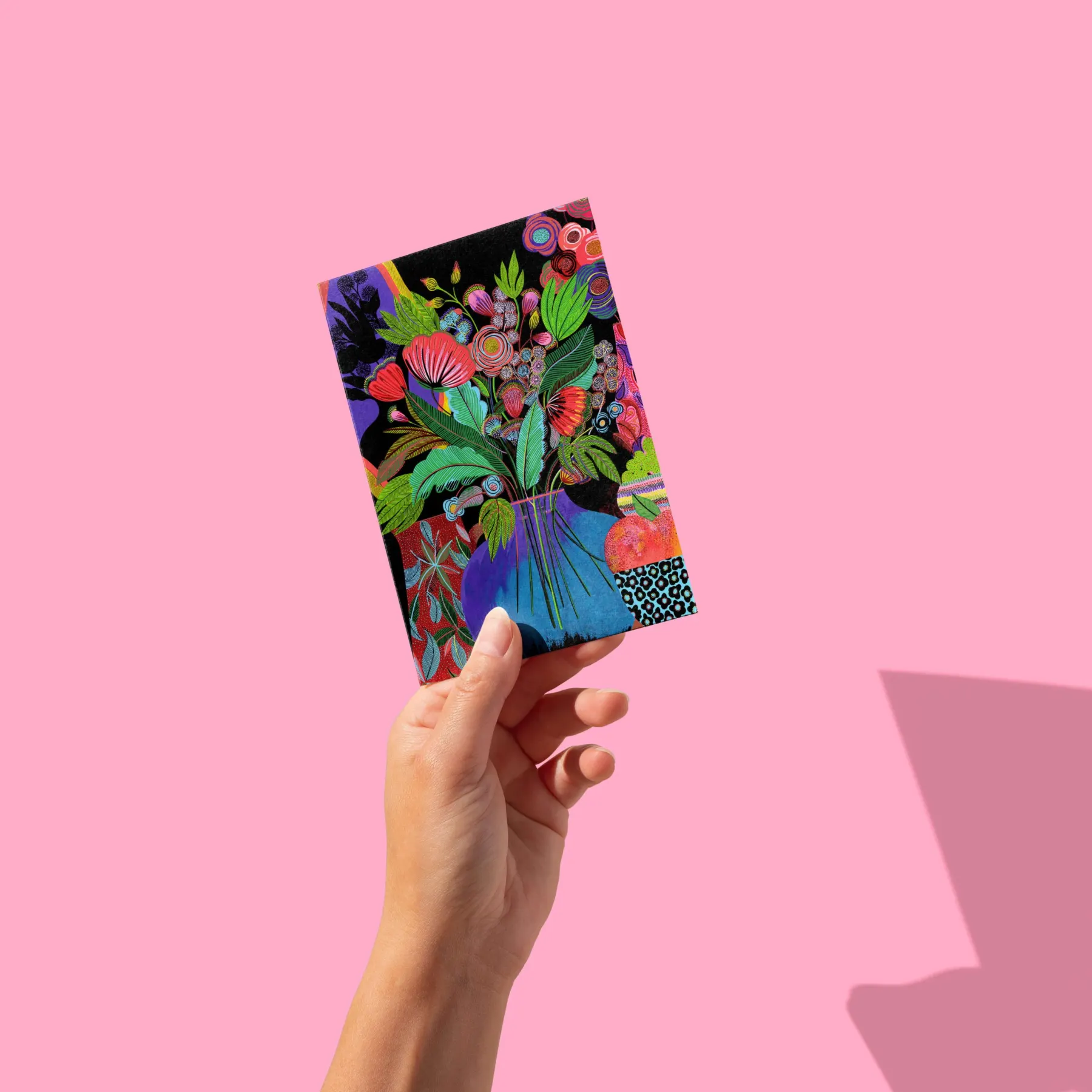 Bouquet de fleurs multicolores dans un vase bleu sur fond noir, carte postale illustrée par Orane Sigal