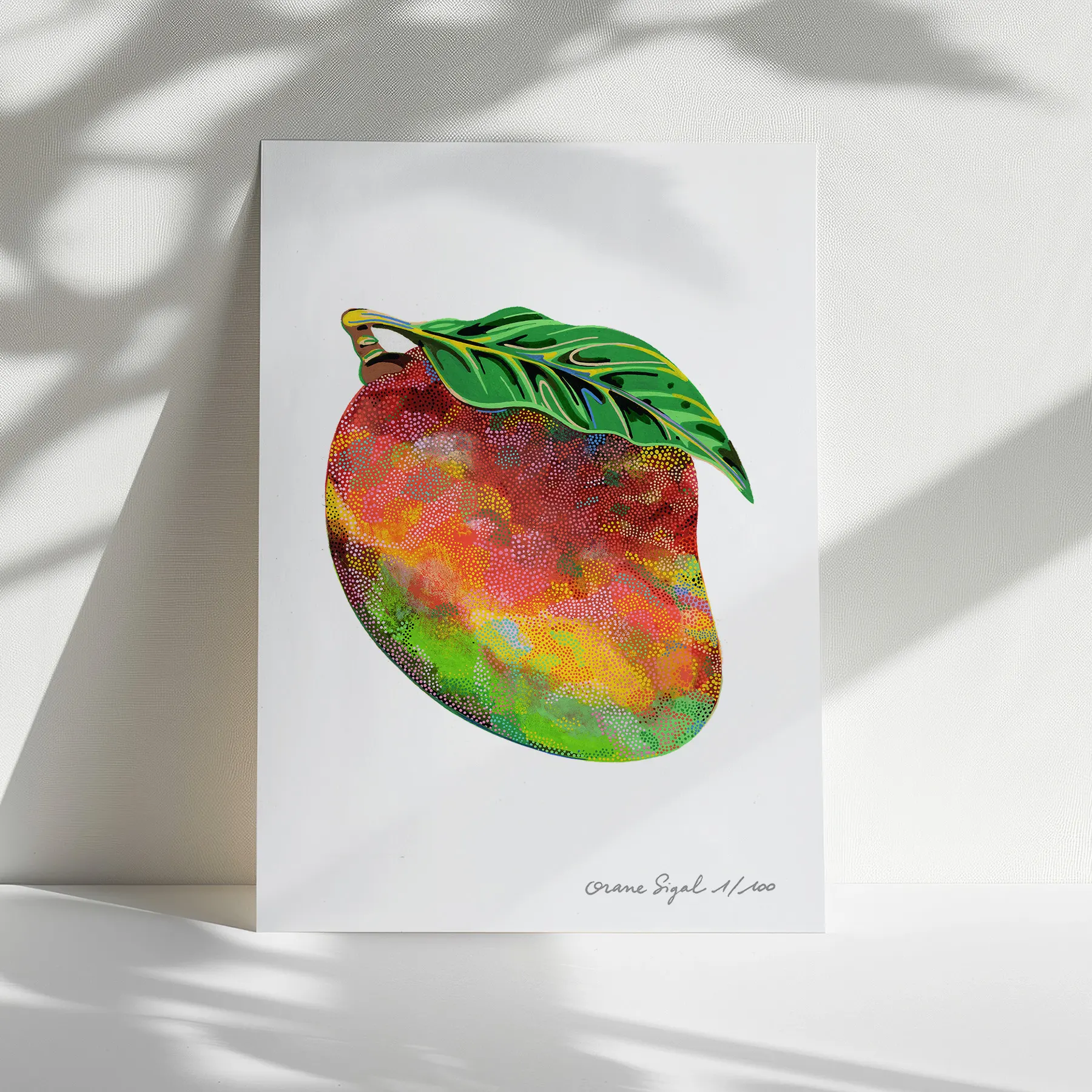 Mangue mûre aux teintes arc-en-ciel pointillées, feuille verte, fond blanc, tirage d'art illustré par Orane Sigal