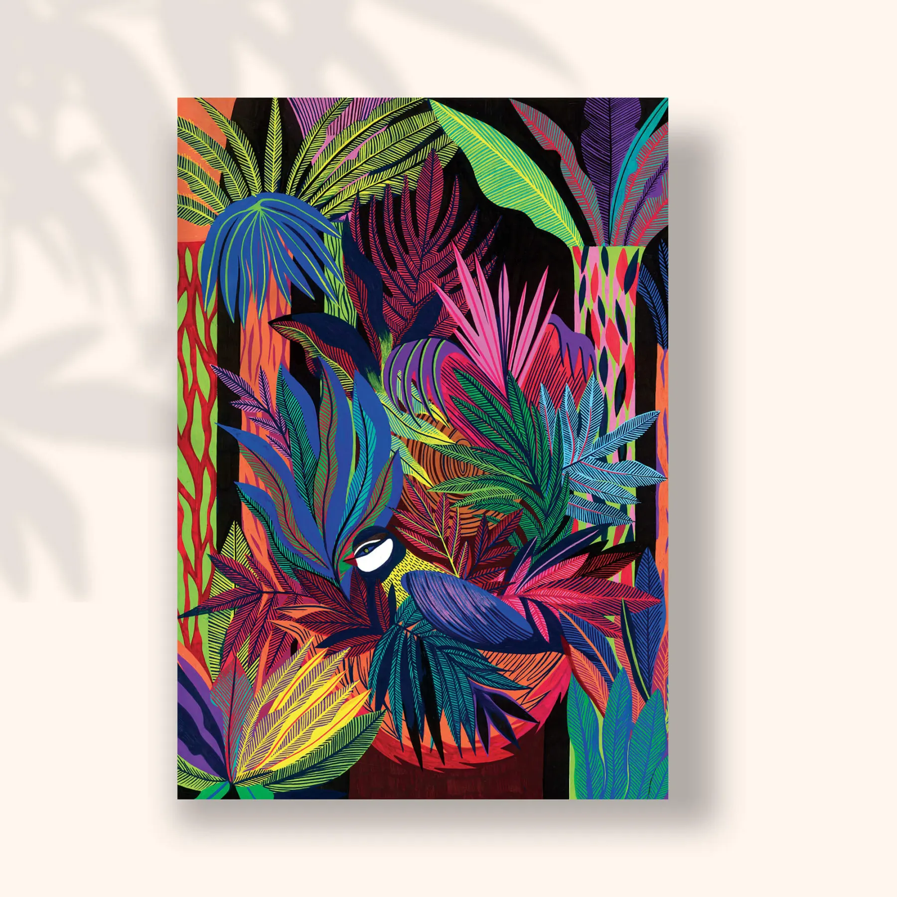 Oiseau caché dans un feuillage tropical foisonnant aux tons rouge, bleu et violet, carte postale illustrée par Orane Sigal