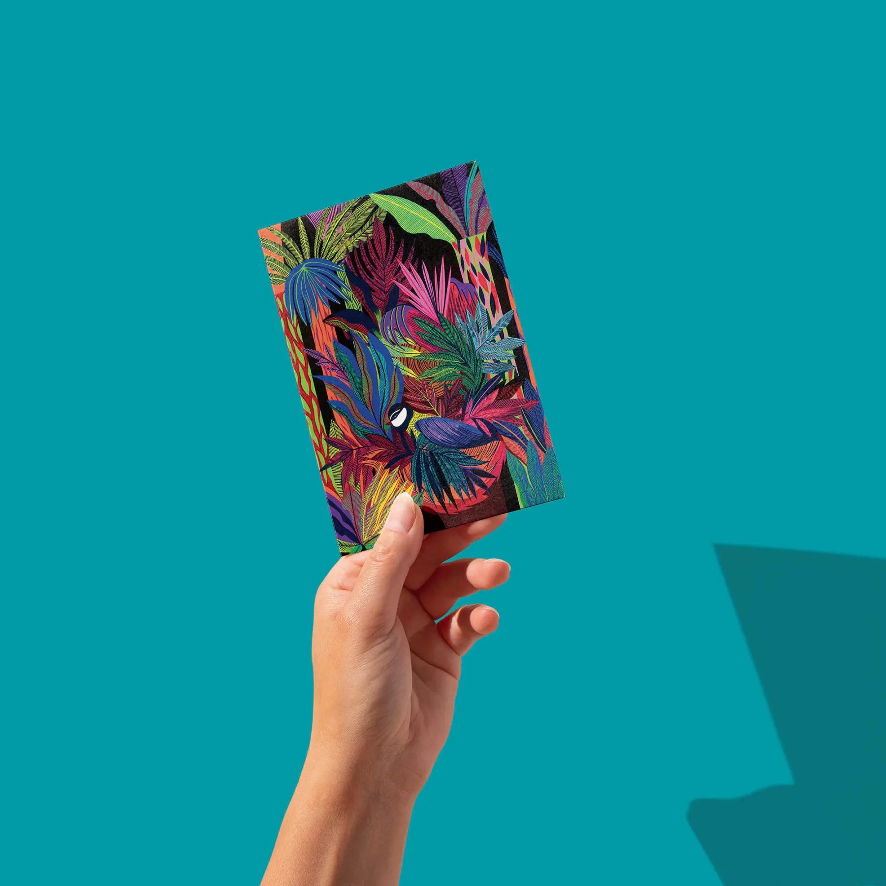 Oiseau caché dans un feuillage tropical foisonnant aux tons rouge, bleu et violet, carte postale illustrée par Orane Sigal