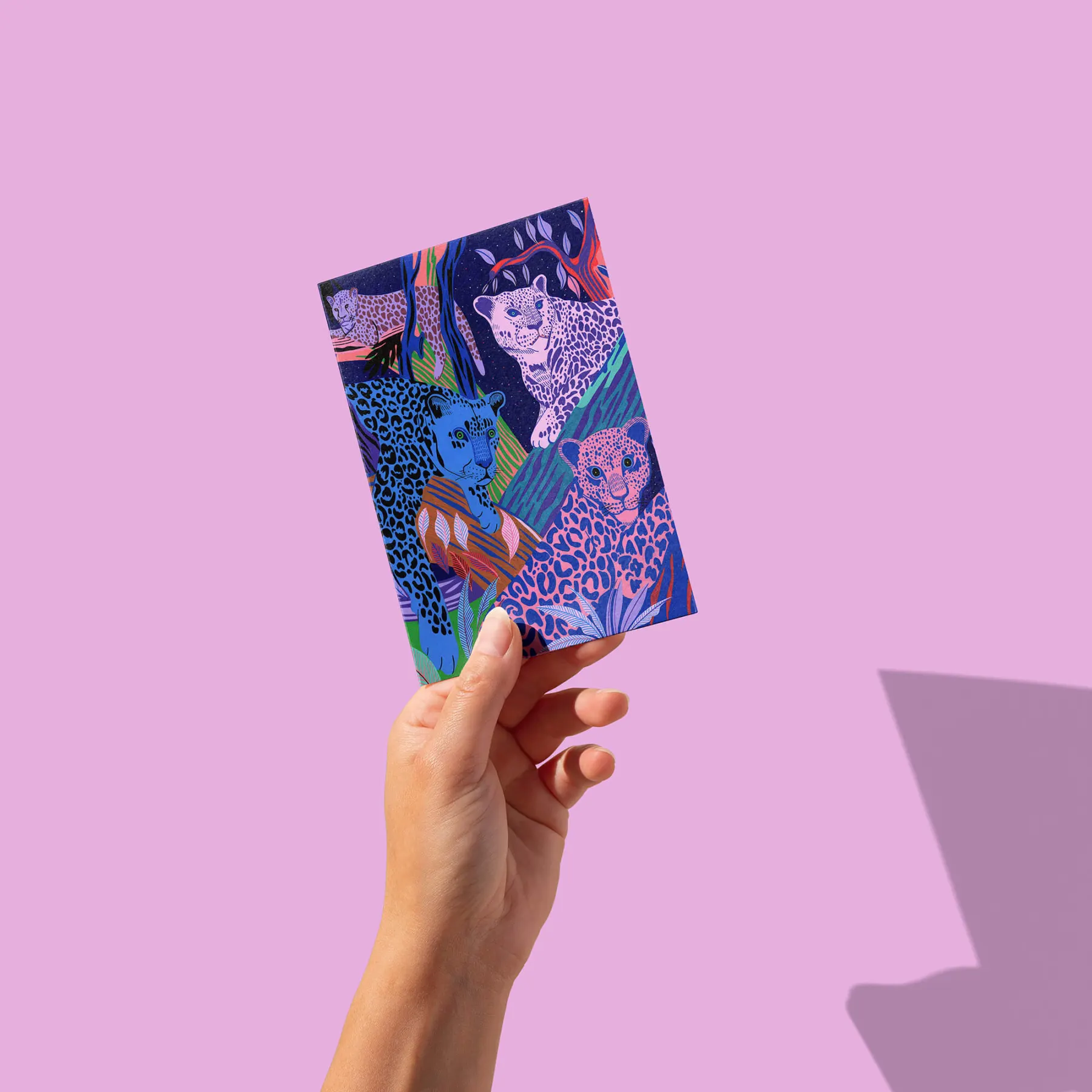 Léopards roses et bleus allongés dans une jungle nocturne multicolore, carte postale illustrée par Orane Sigal