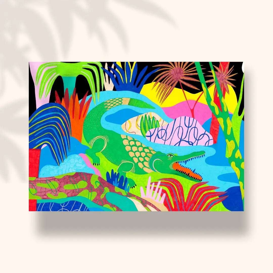 Crocodile vert gueule ouverte dans une végétation tropicale très colorée, carte postale illustrée par Orane Sigal