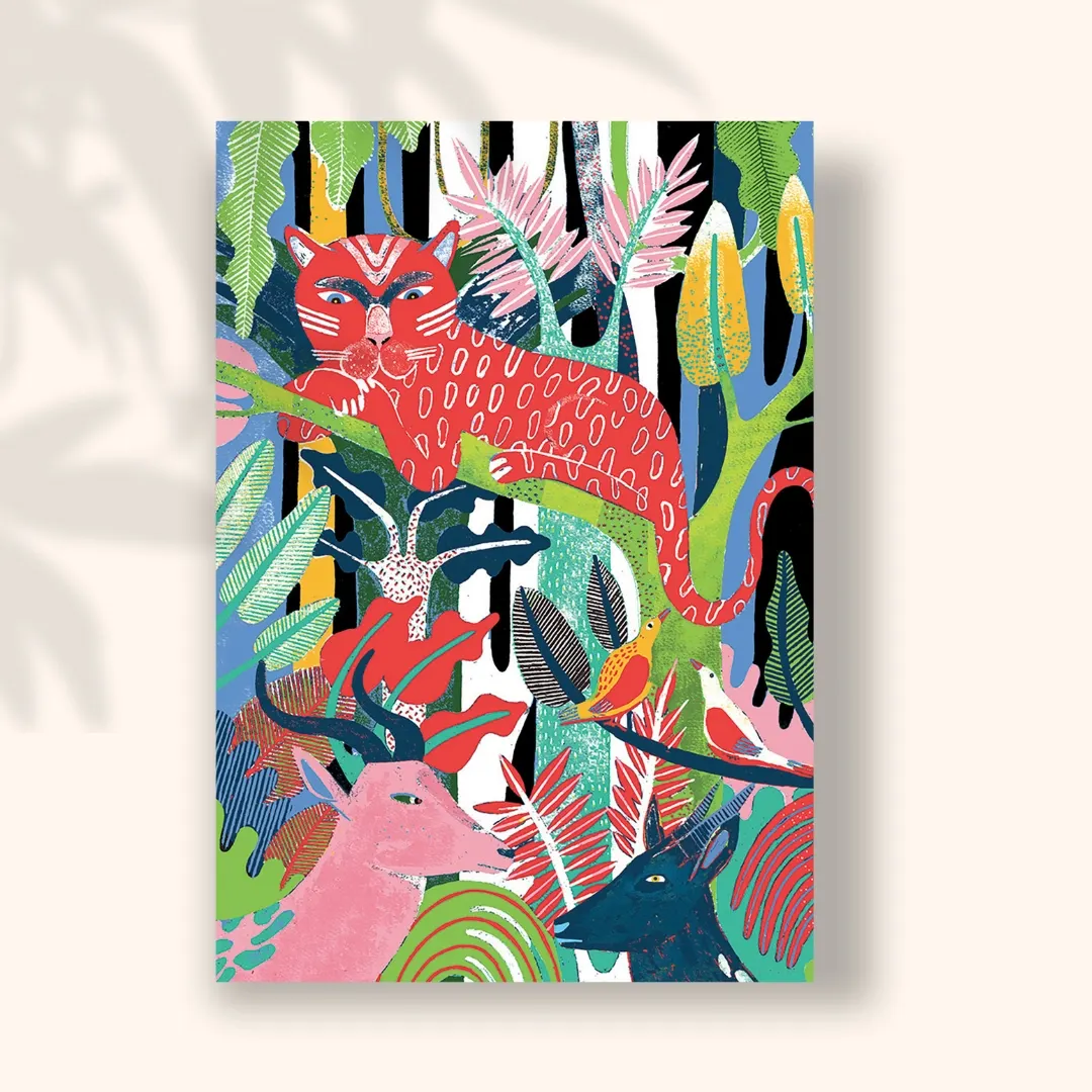 Félins rouges et cervidé rose dans une jungle luxuriante aux couleurs vives, carte postale illustrée par Orane Sigal