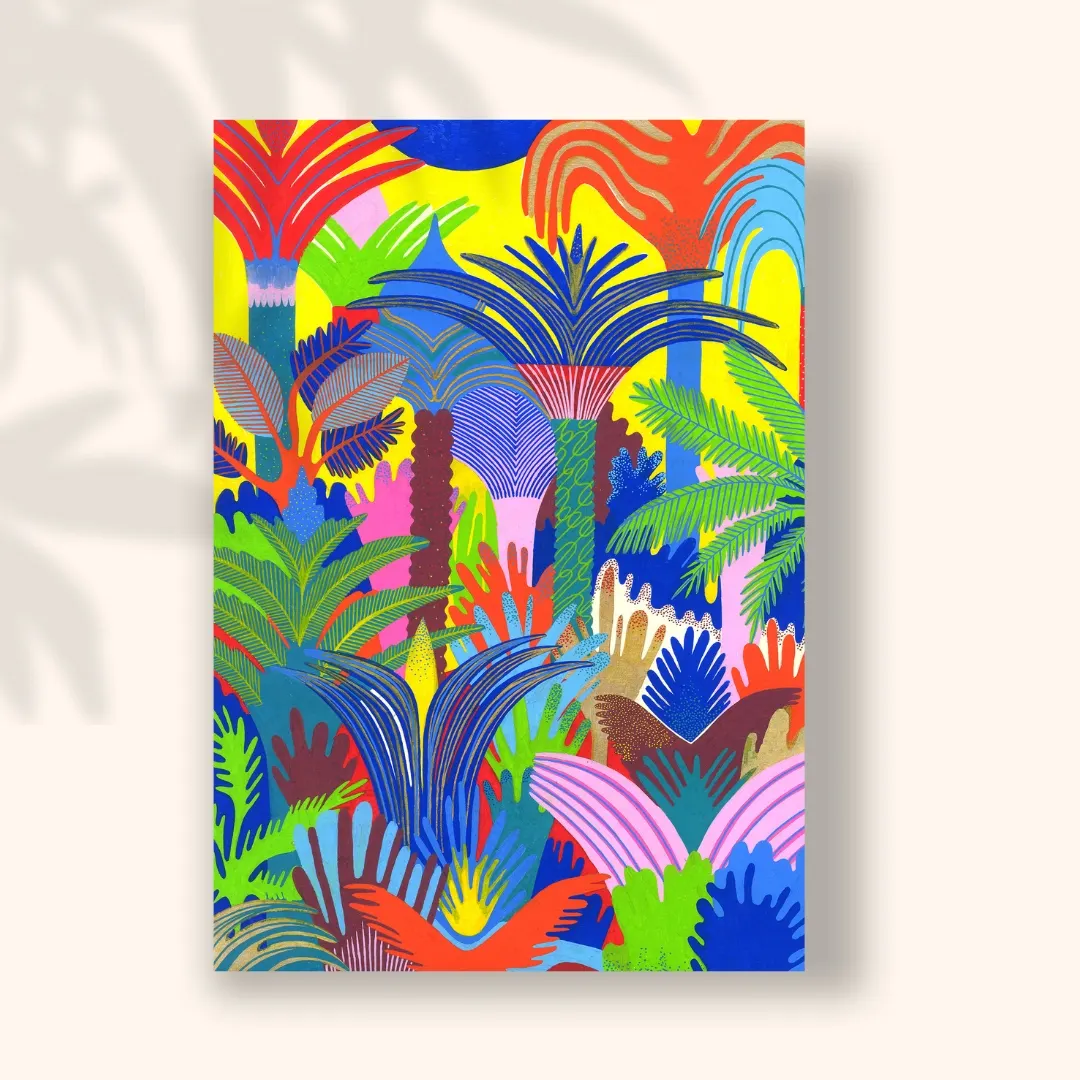 Jungle dense de palmiers et feuillages aux couleurs vives sur fond jaune et bleu, carte postale illustrée par Orane Sigal