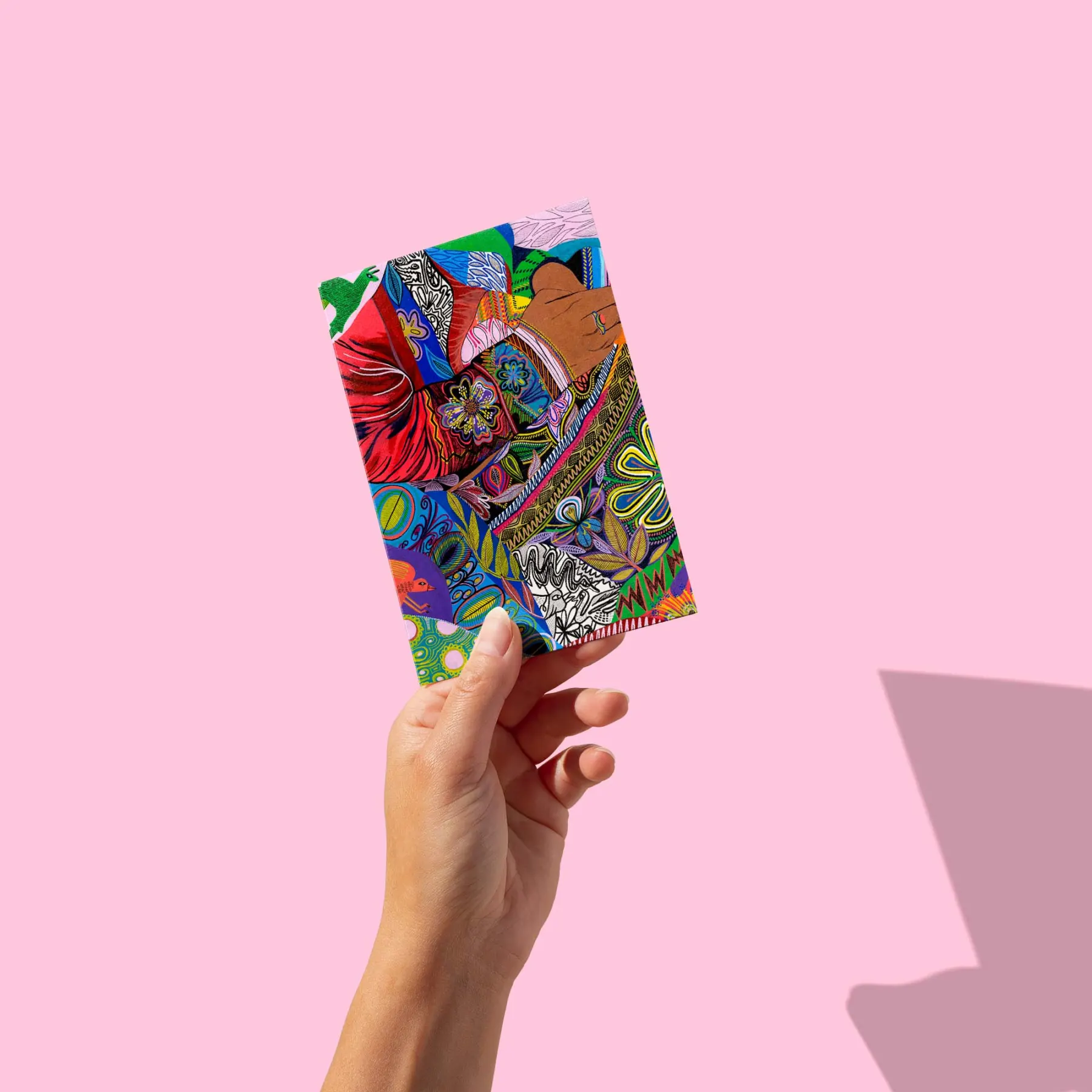 Mains brodant un tissu aux motifs foisonnants et très colorés, carte postale illustrée par Orane Sigal