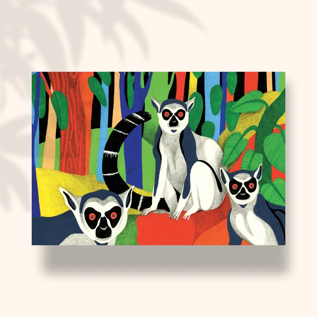 Trois lémurs catta à la longue queue rayée dans une forêt colorée, carte postale illustrée par Orane Sigal