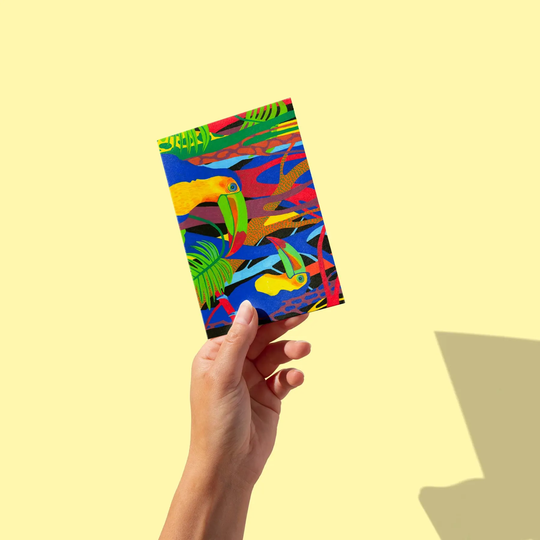 Deux toucans bleus au bec coloré dans une jungle dense et vive, carte postale illustrée par Orane Sigal