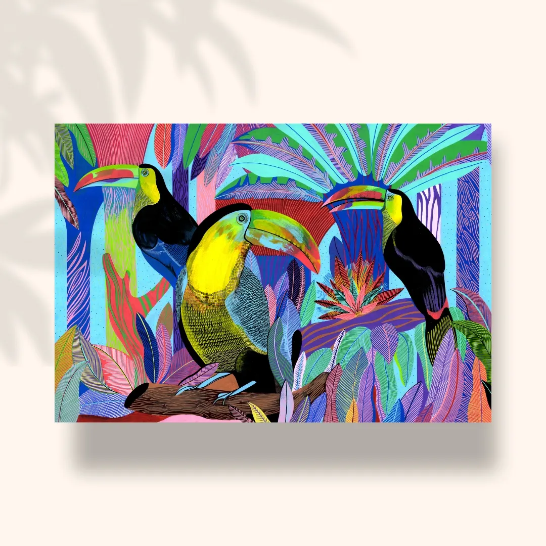 Trois toucans au bec coloré parmi des feuillages tropicaux vifs, carte postale illustrée par Orane Sigal