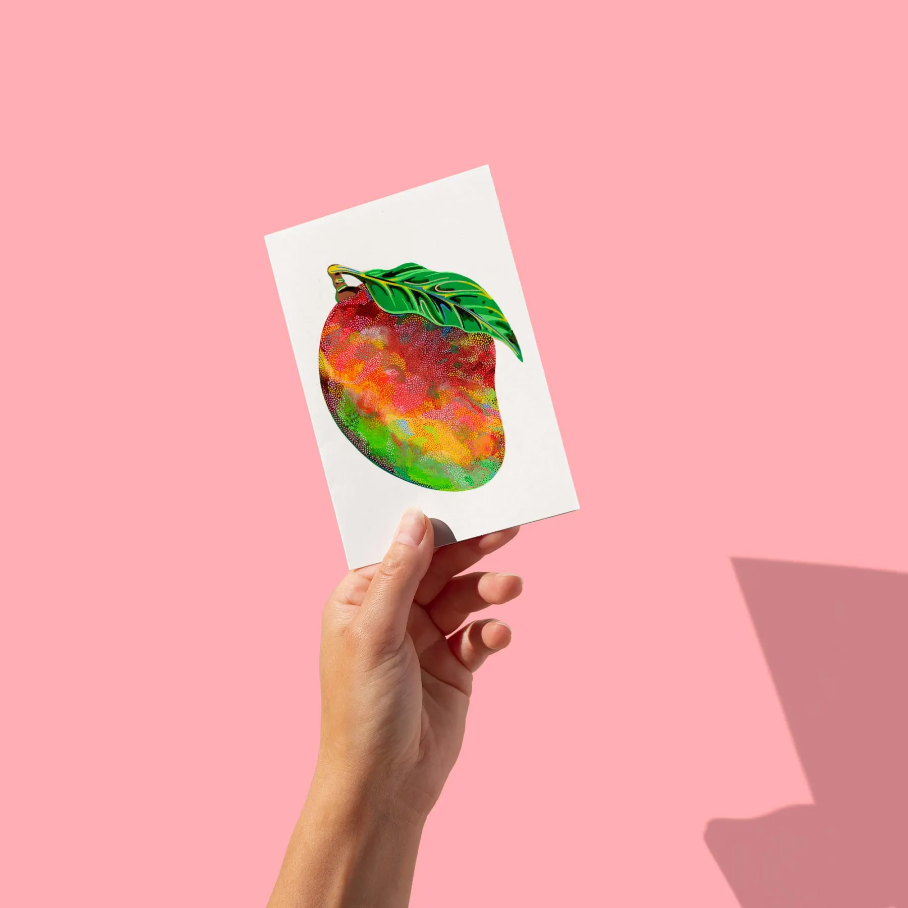 Mangue mûre aux teintes arc-en-ciel pointillées, feuille verte, fond blanc, carte postale illustrée par Orane Sigal