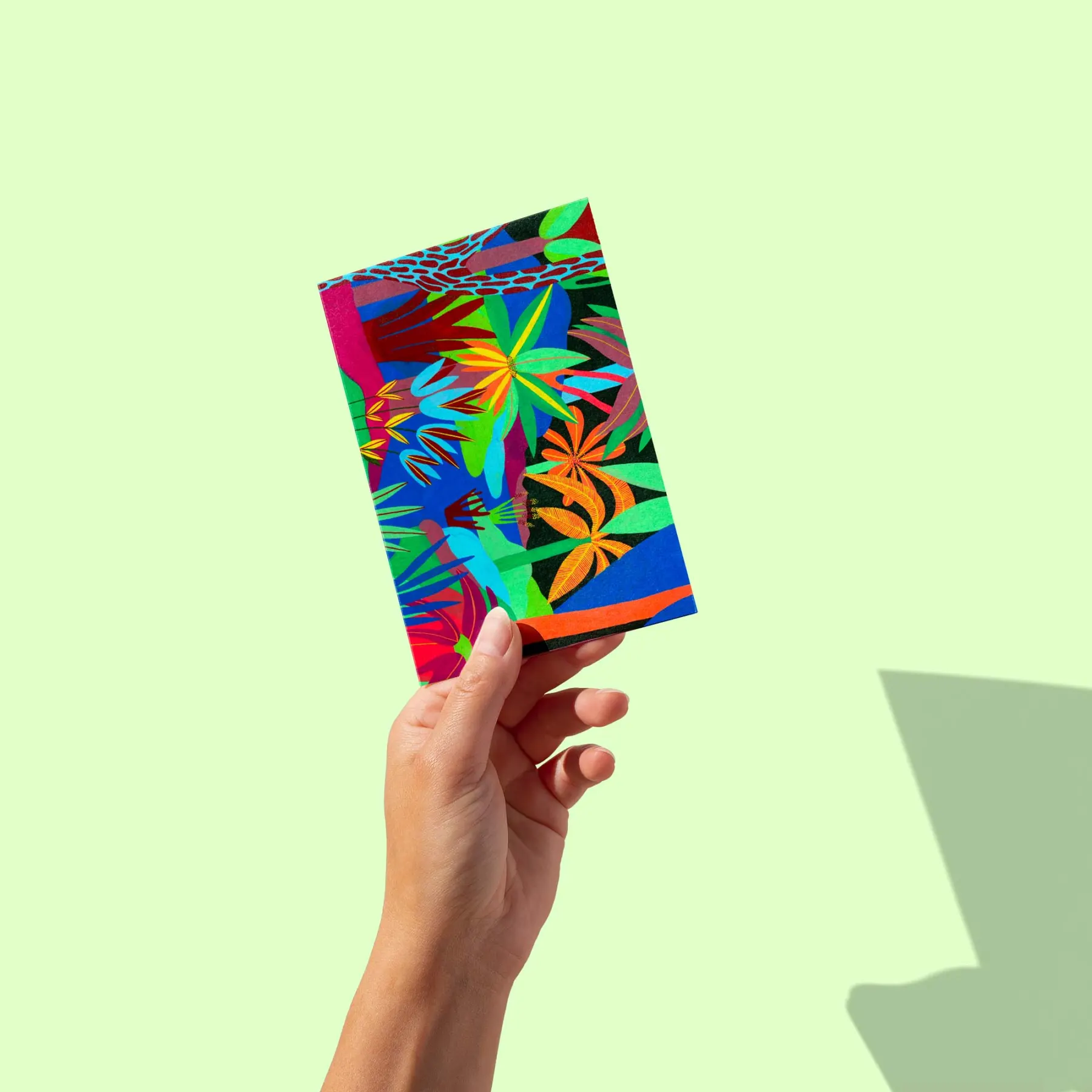 Paysage de jungle tropicale, palmiers et fleurs aux couleurs éclatantes, carte postale illustrée par Orane Sigal