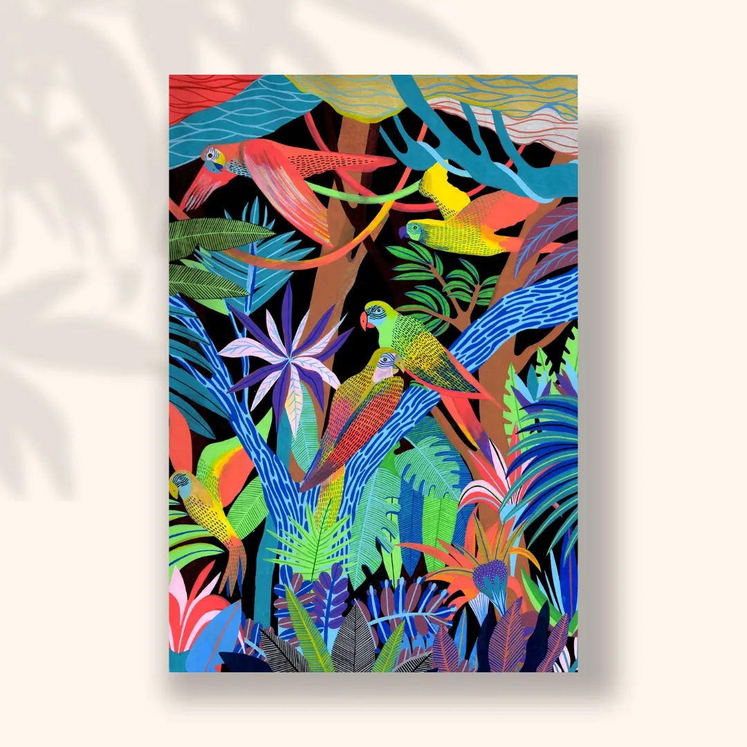 Perroquets multicolores dans une jungle foisonnante sur fond noir, carte postale illustrée par Orane Sigal
