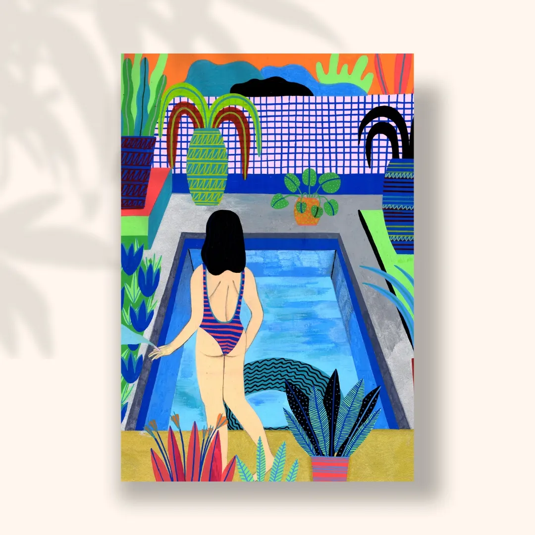 Femme en maillot rayé entrant dans une piscine bleue entourée de plantes, carte postale illustrée par Orane Sigal