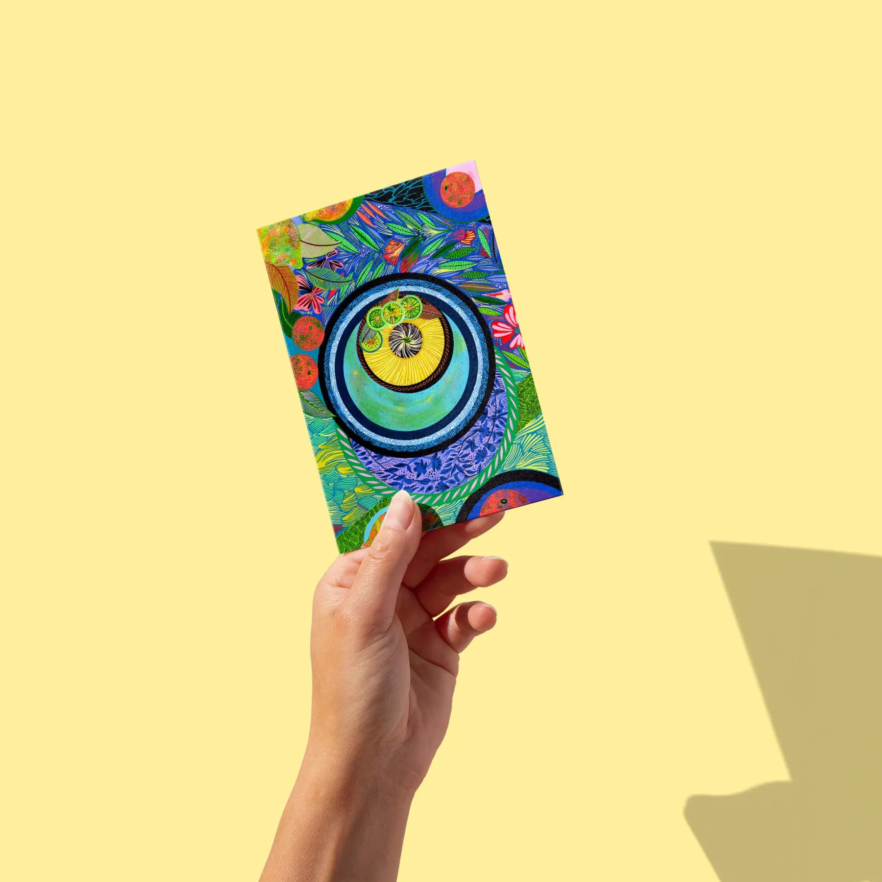 Tarte au citron entourée de motifs végétaux et fruités tourbillonnants colorés, carte postale illustrée par Orane Sigal