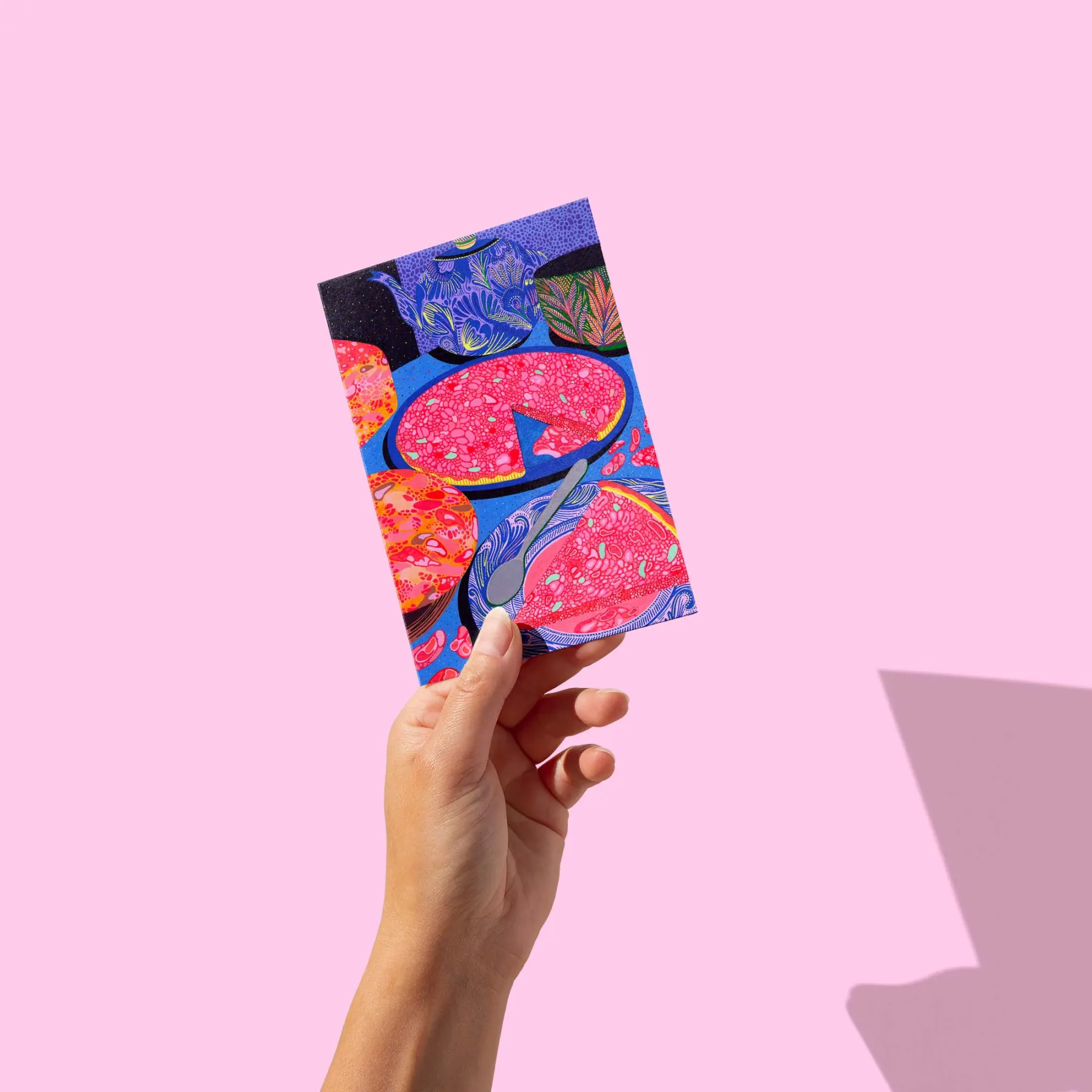 Tarte rose aux pralines, théière bleue à pois sur fond nocturne, carte postale illustrée par Orane Sigal