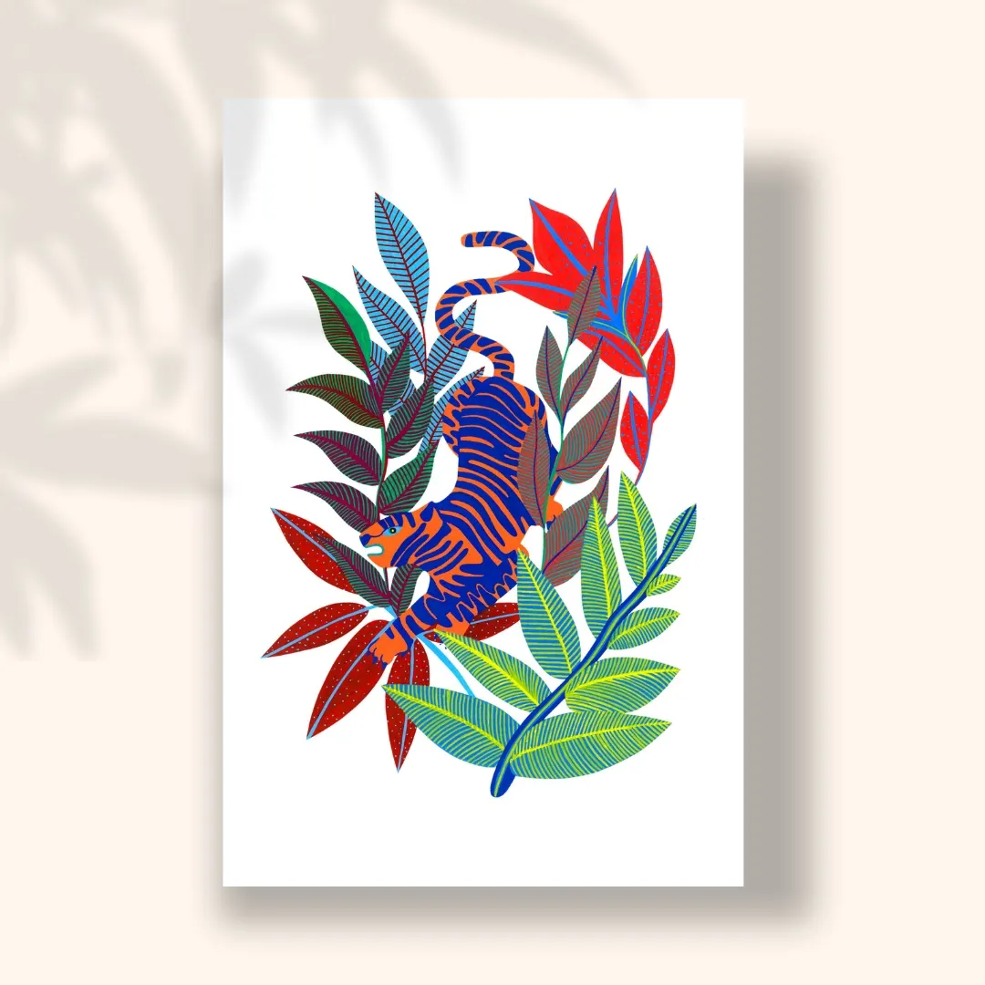 Tigre rayé bleu et orange lové dans un feuillage rouge et vert sur fond blanc, carte postale illustrée par Orane Sigal