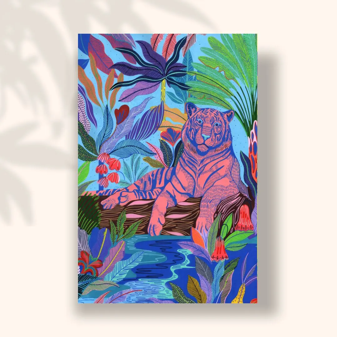 Tigre rose allongé sur un tronc près d'une rivière, jungle bleue colorée, carte postale illustrée par Orane Sigal