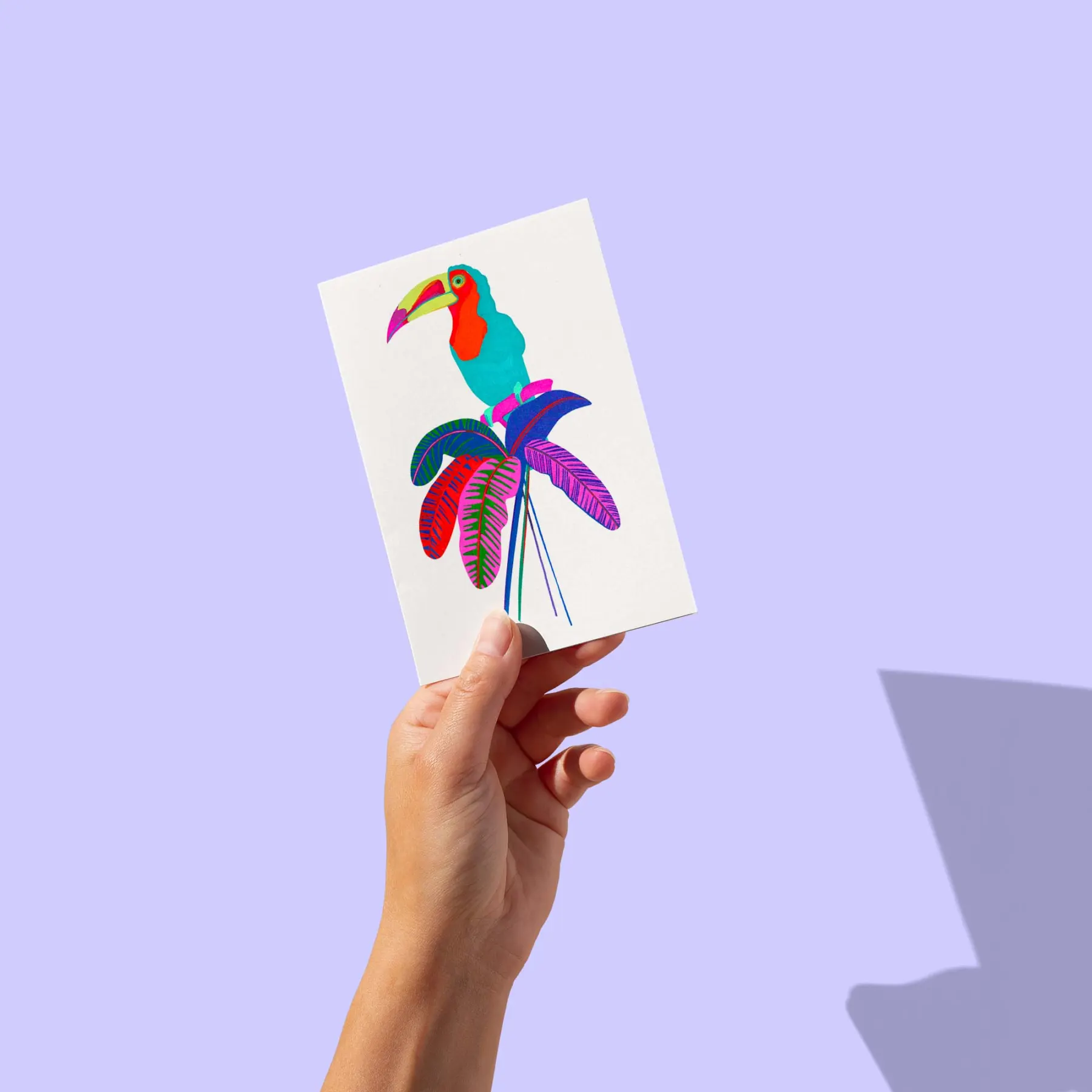 Toucan turquoise au bec vif perché sur un feuillage rose et violet, carte postale illustrée par Orane Sigal