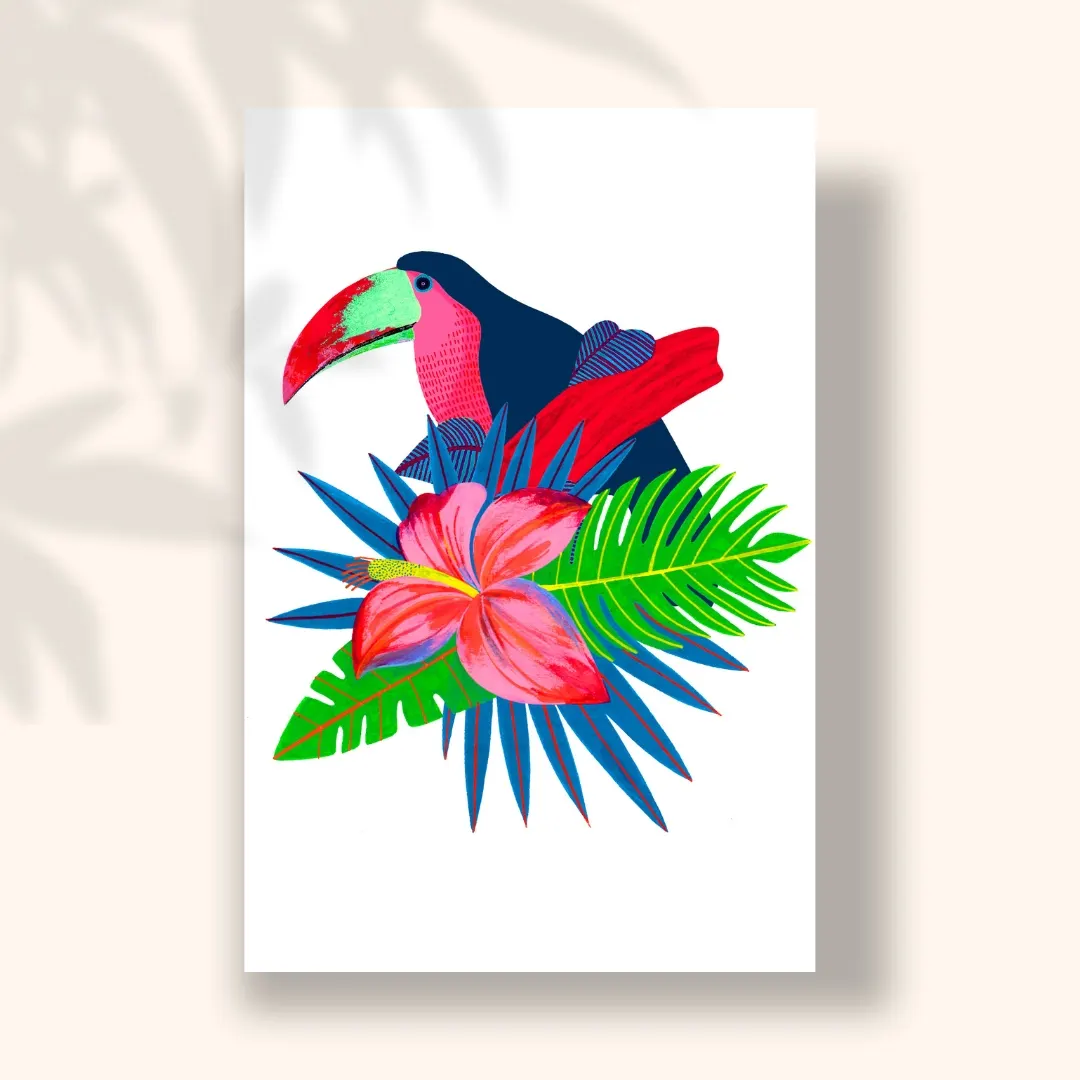 Toucan au bec rouge au-dessus d'un hibiscus rose et feuilles de palmier sur fond blanc, carte postale illustrée par Orane Sigal