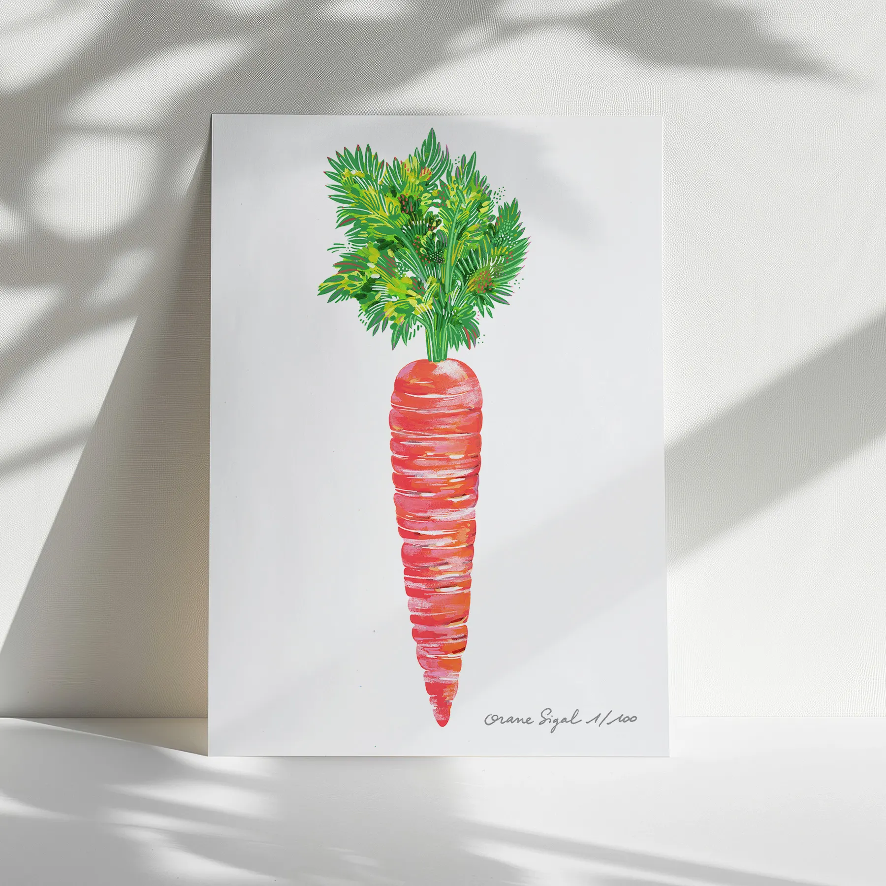 Grande carotte orange aux fanes vertes touffues sur fond blanc, tirage d'art illustré par Orane Sigal