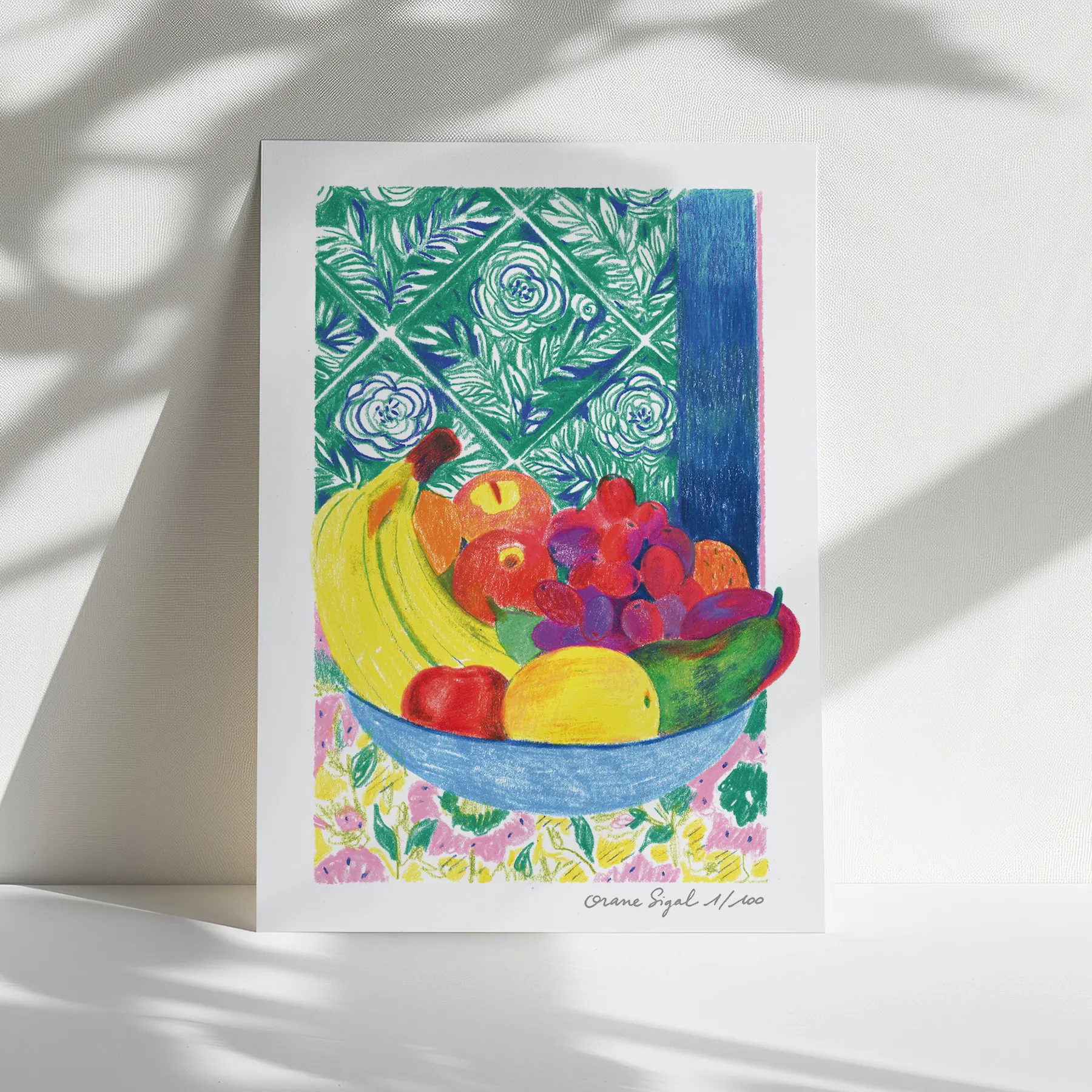 Coupe de fruits, bananes et fruits rouges devant un carrelage vert fleuri, tirage d'art illustré par Orane Sigal