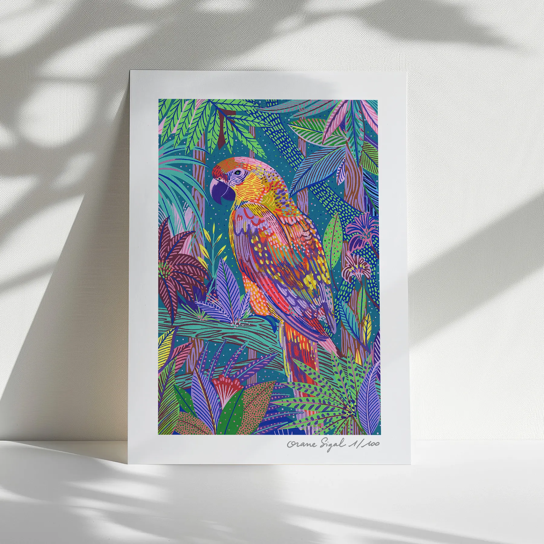 Perroquet ara aux plumes dorées et rosées perché dans un feuillage tropical foisonnant, tirage d'art illustré par Orane Sigal