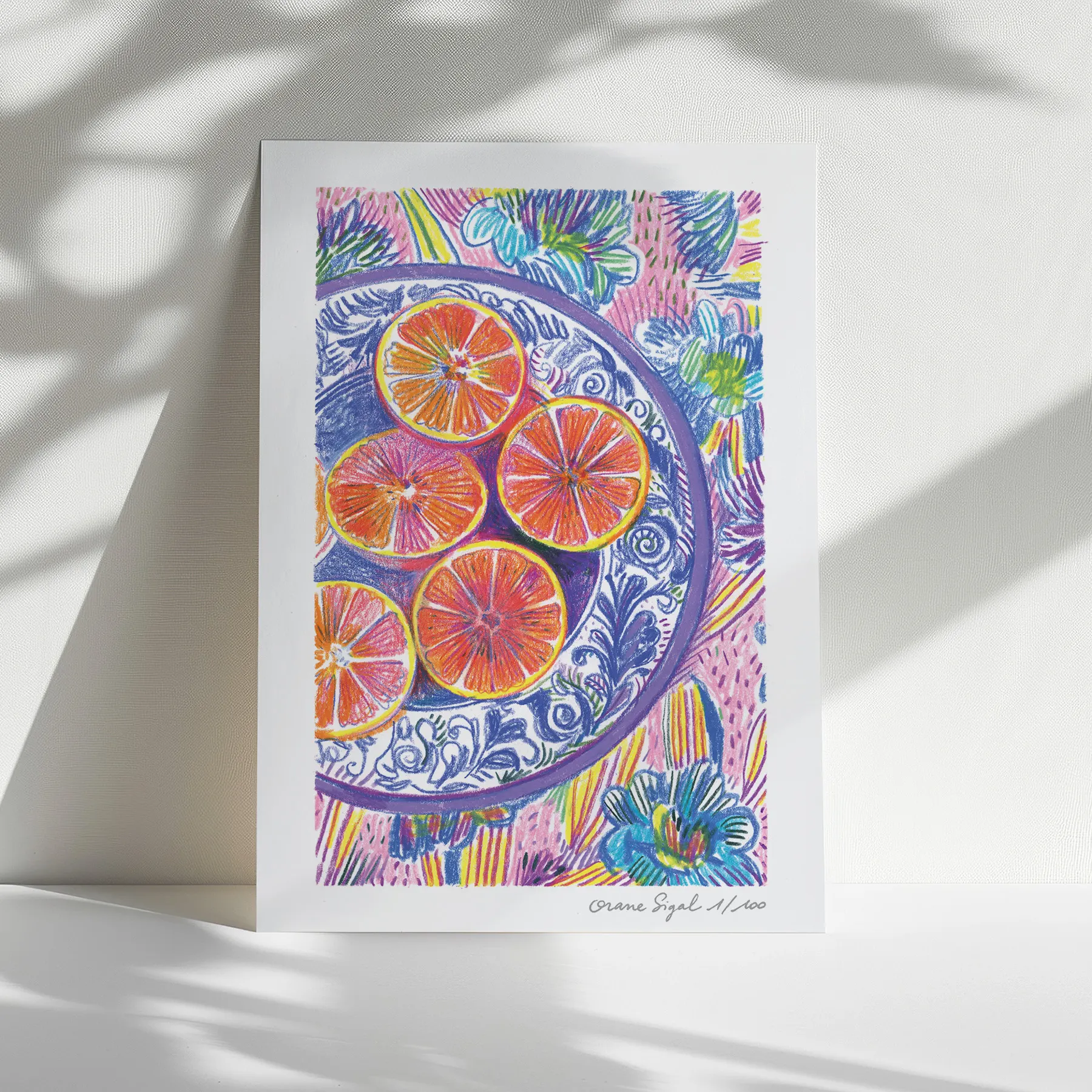 Oranges sanguines coupées sur une assiette en faïence bleue et blanche, tirage d'art illustré par Orane Sigal