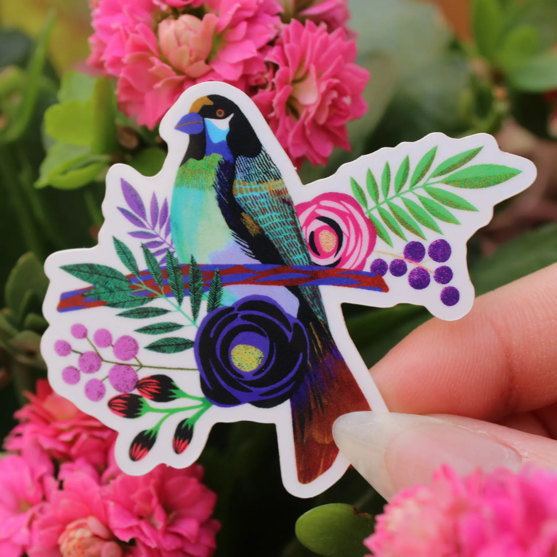 Oiseau perché sur branche fleurie, roses violettes et baies sur fond blanc, sticker illustré par Orane Sigal