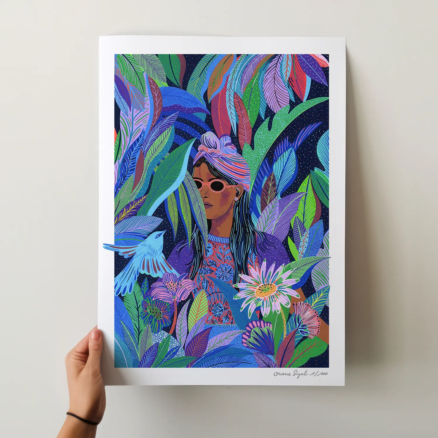 Femme à lunettes de soleil et oiseau bleu parmi un feuillage tropical violet et vert, tirage d'art illustré par Orane Sigal