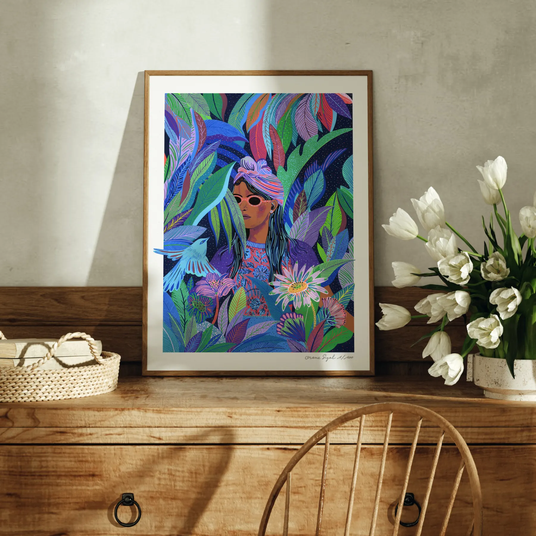 Femme à lunettes de soleil et oiseau bleu parmi un feuillage tropical violet et vert, tirage d'art illustré par Orane Sigal
