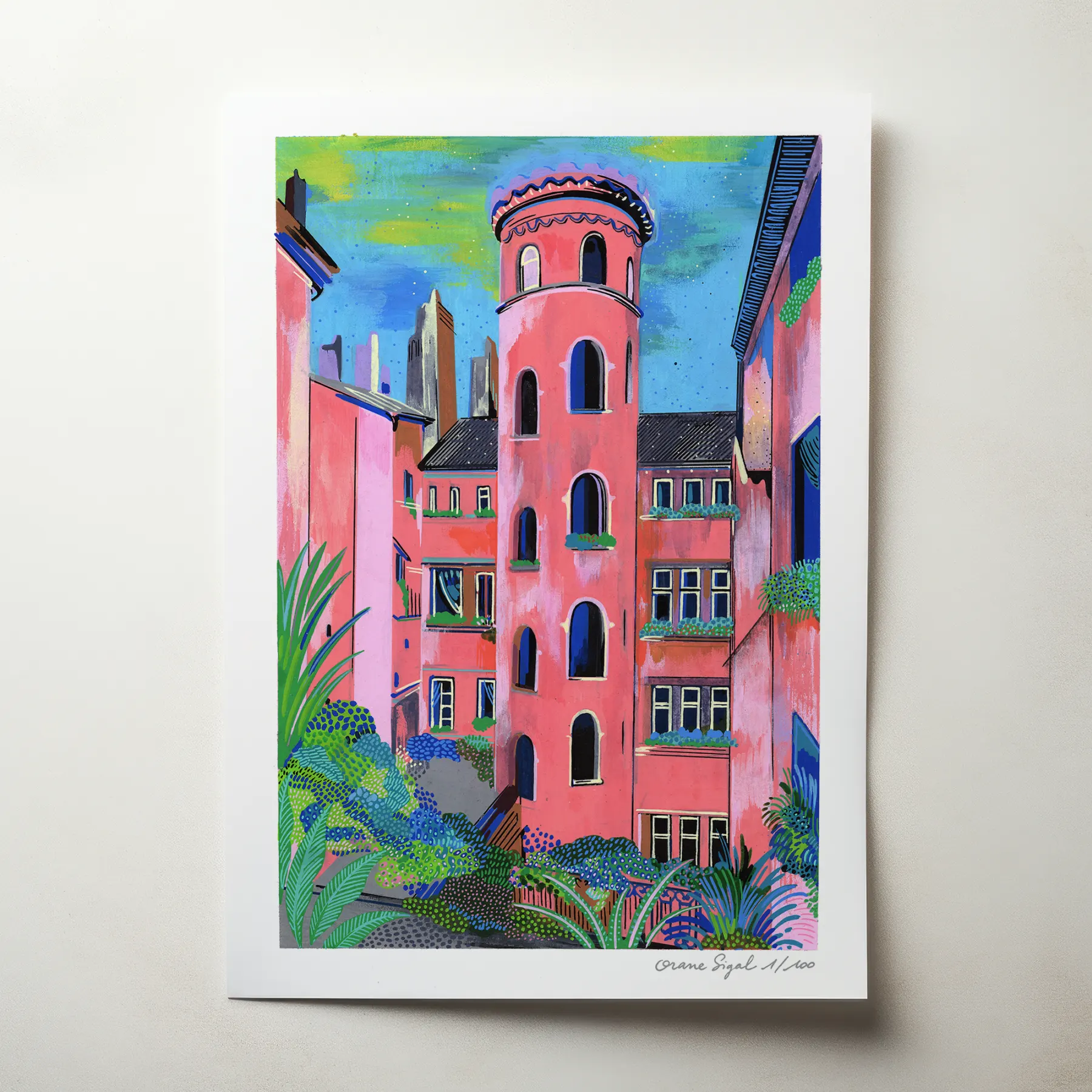 Tour rose en colimaçon du Vieux Lyon, façade rose et jardin fleuri, tirage d'art illustré par Orane Sigal