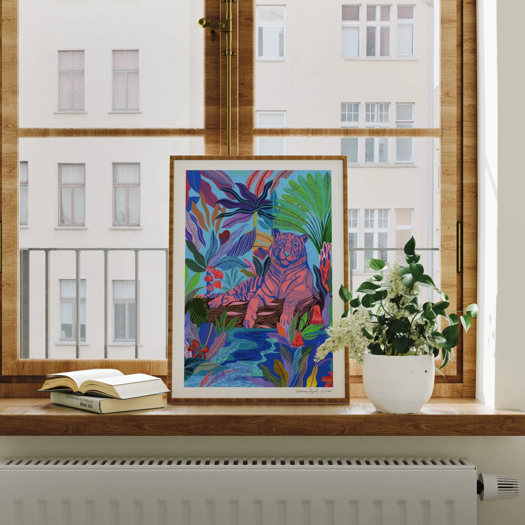 Tigre rose couché sur un tronc dans une jungle bleue fleurie, tirage d'art illustré par Orane Sigal