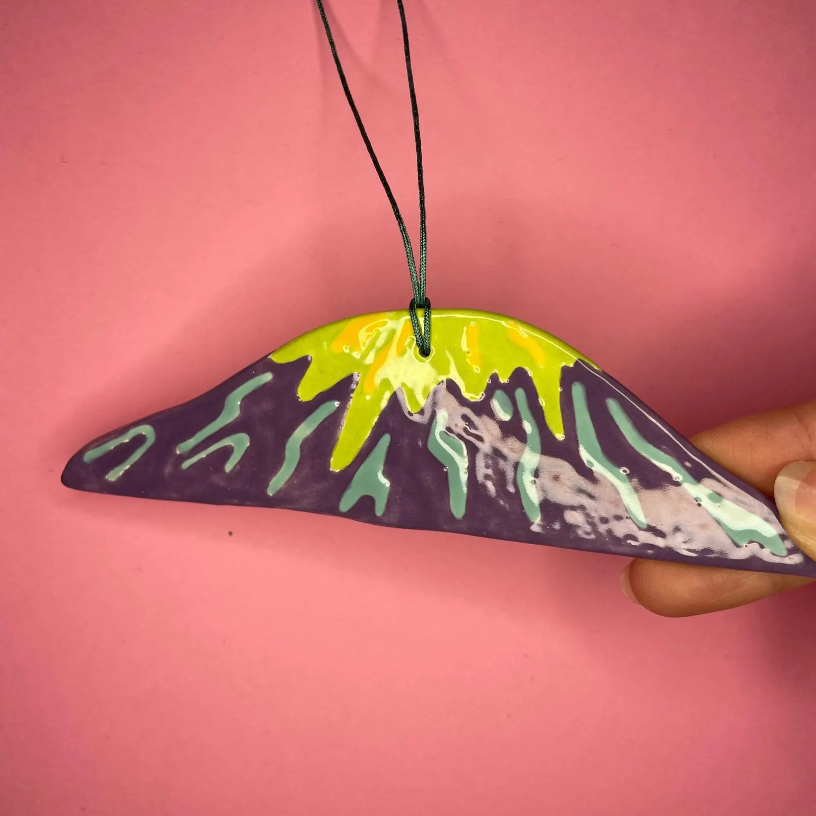 Volcan stylisé aux coulées de lave jaune et flancs violets, illustration par Orane Sigal