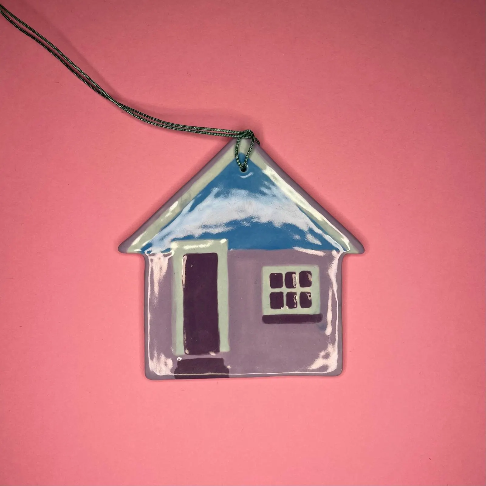 Petite maison en céramique au toit bleu nuageux, objet décoratif, illustration par Orane Sigal