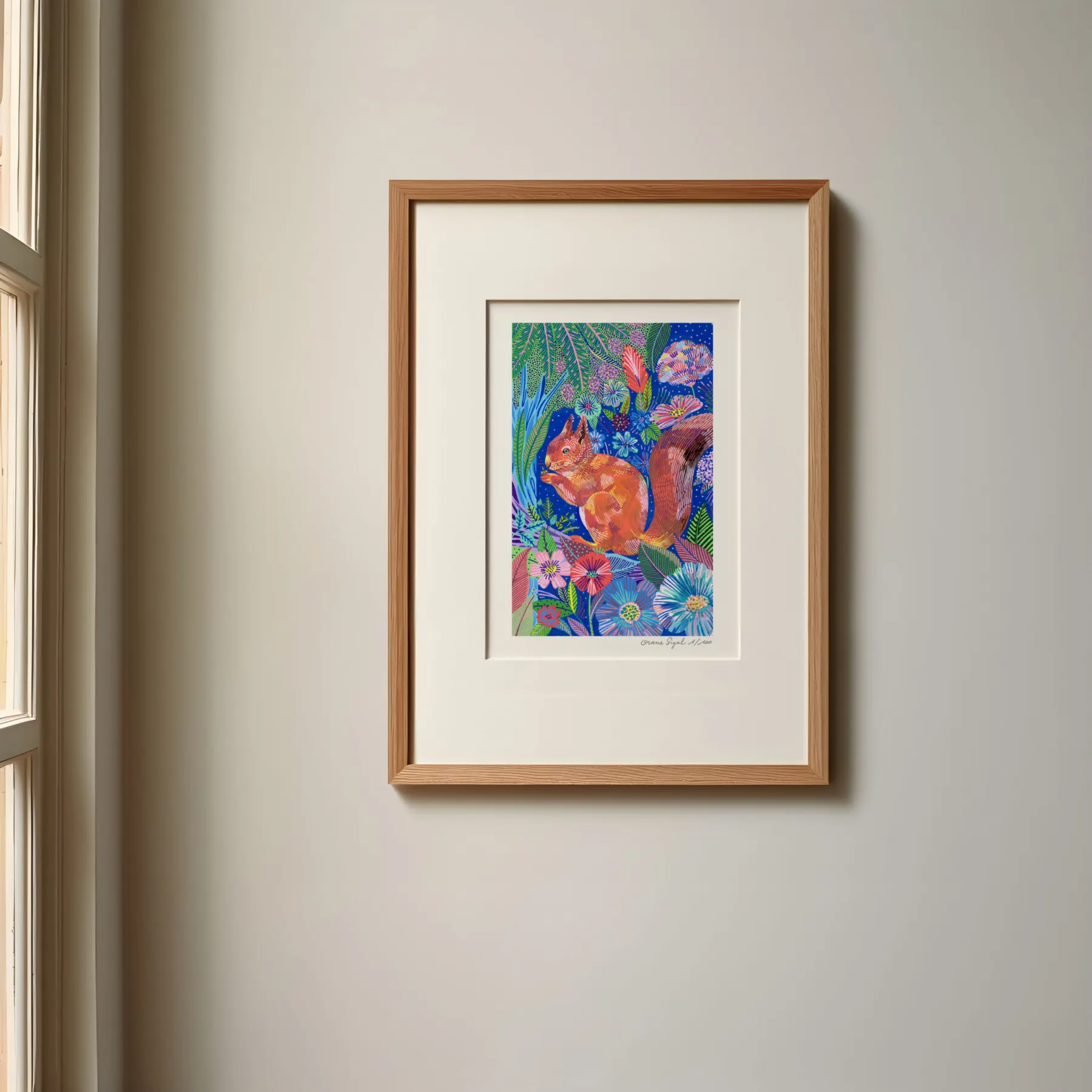 Écureuil roux entouré de fleurs bleues et violettes, feuillage dense, tirage d'art illustré par Orane Sigal