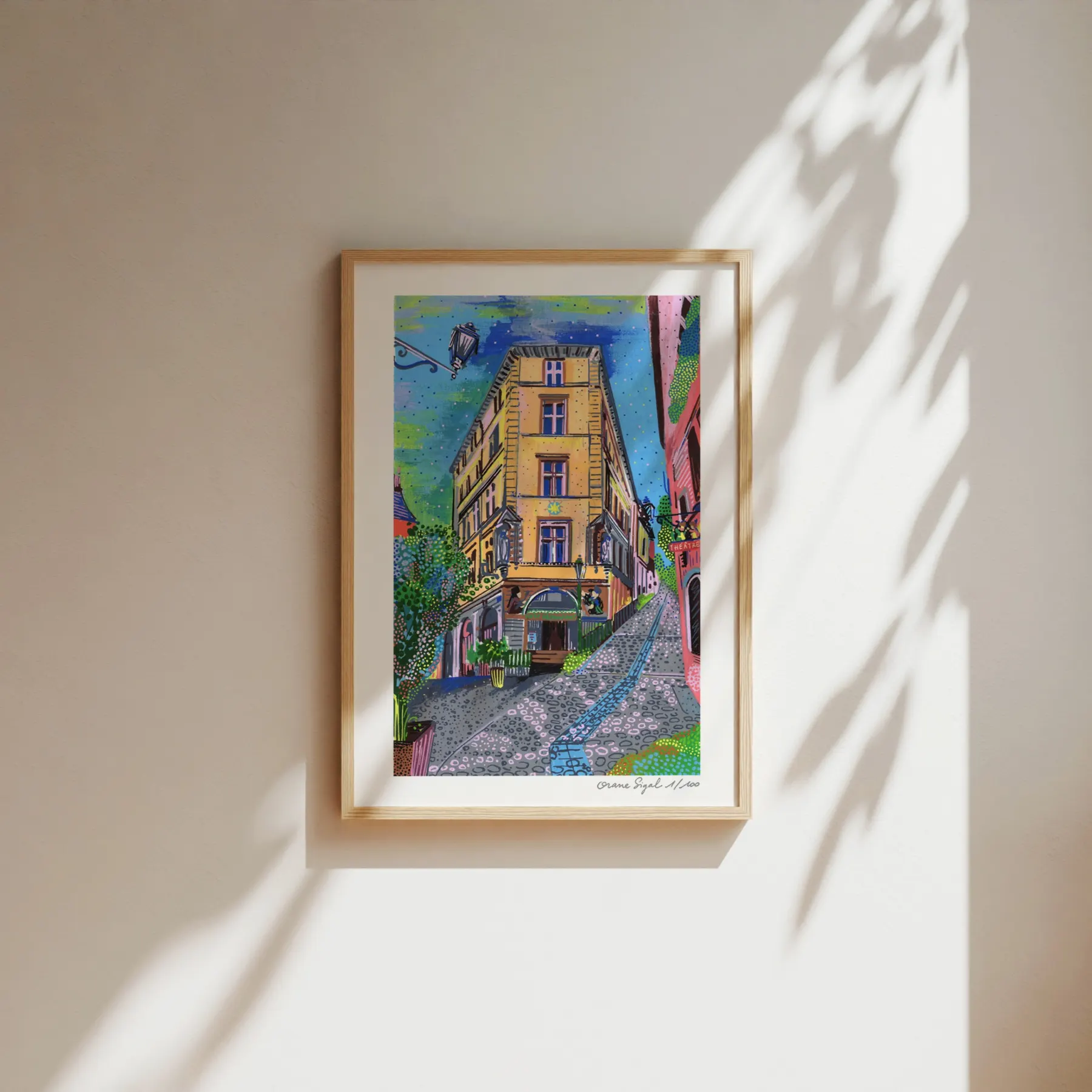 Place de la Trinité du Vieux Lyon, immeuble jaune et ruelle pavée colorée, tirage d'art illustré par Orane Sigal