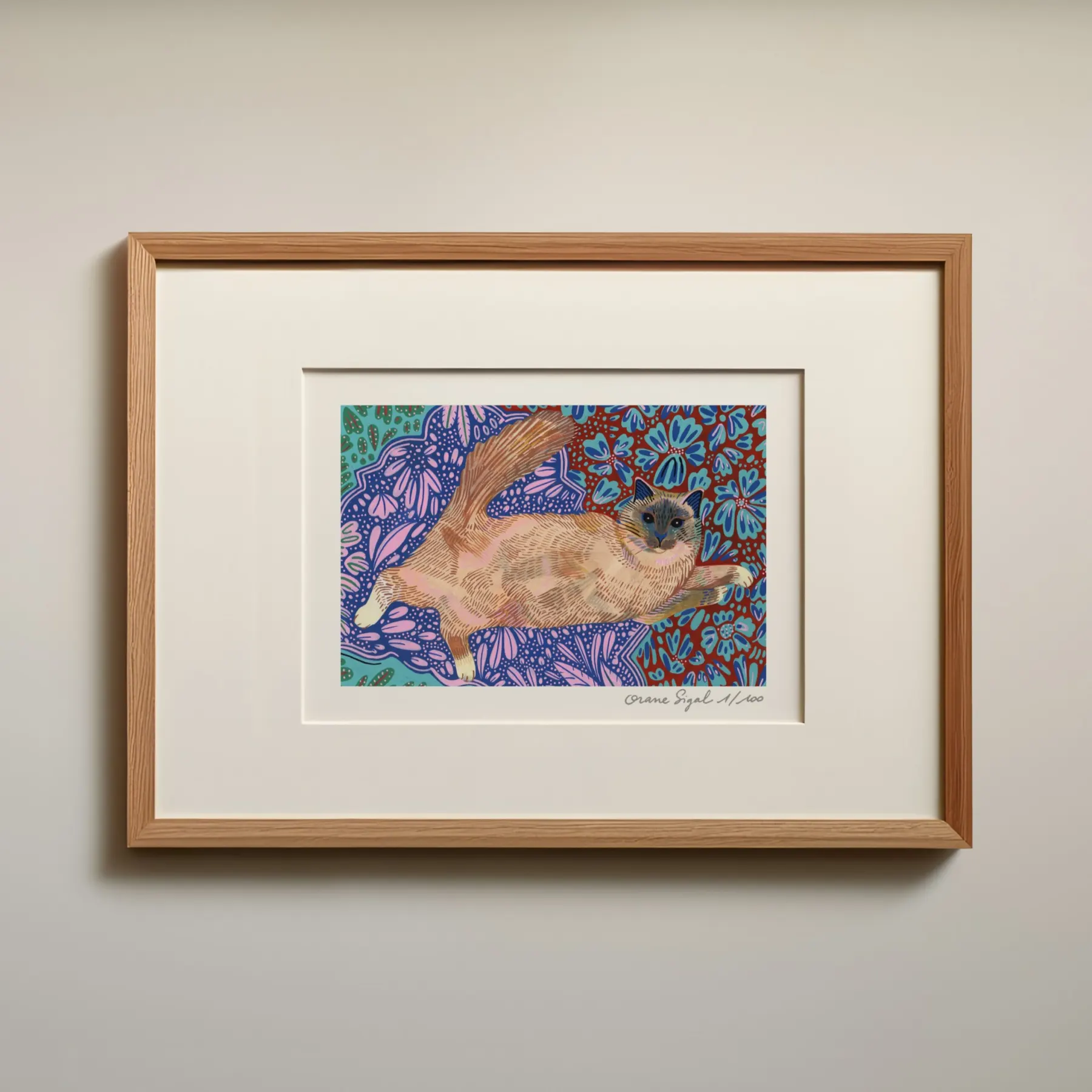 Animal couché parmi un feuillage bleu fleuri et foisonnant, tirage d'art illustré par Orane Sigal