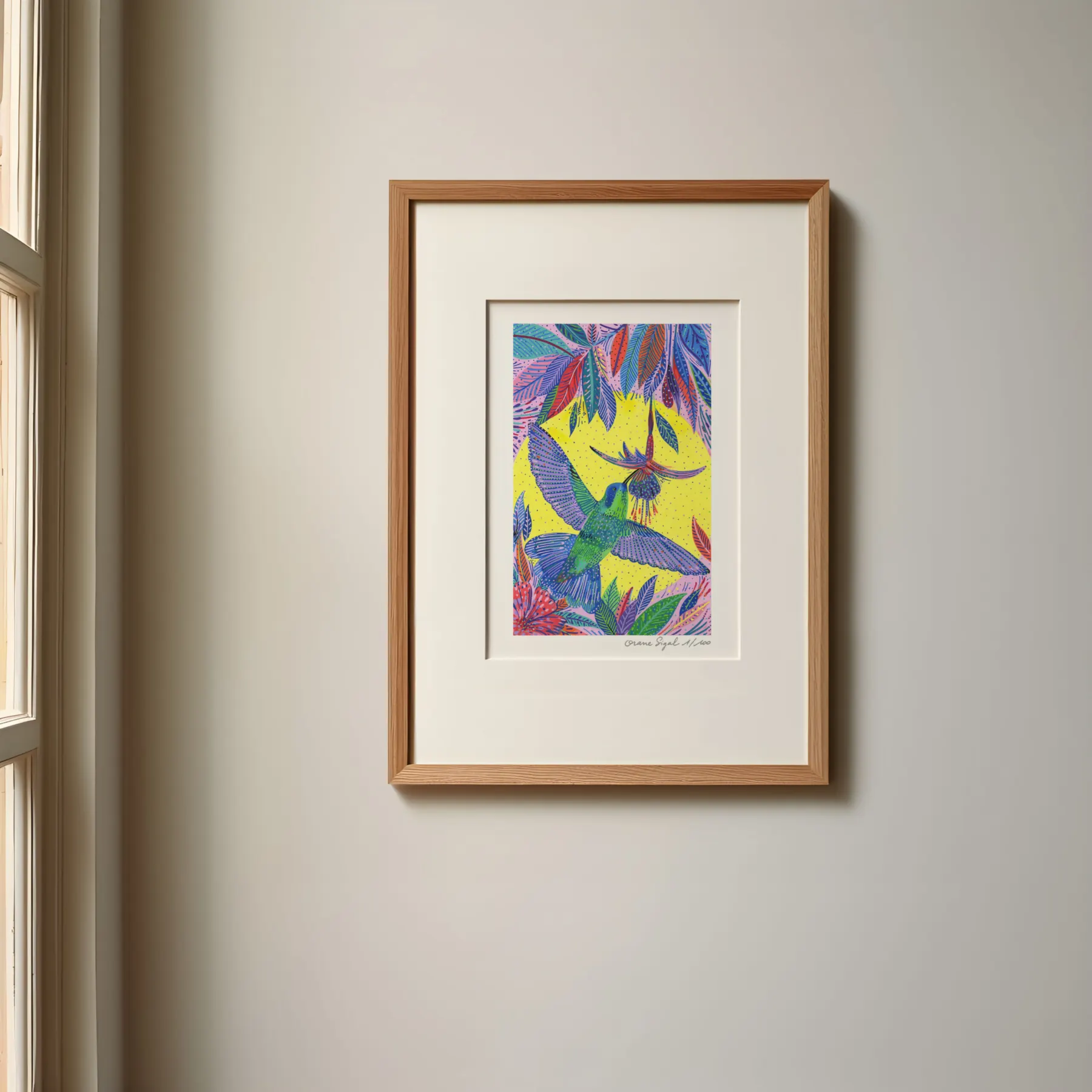 Colibri vert et bleu butinant une fleur tubulaire sur fond jaune et feuillages violets, tirage d'art illustré par Orane Sigal