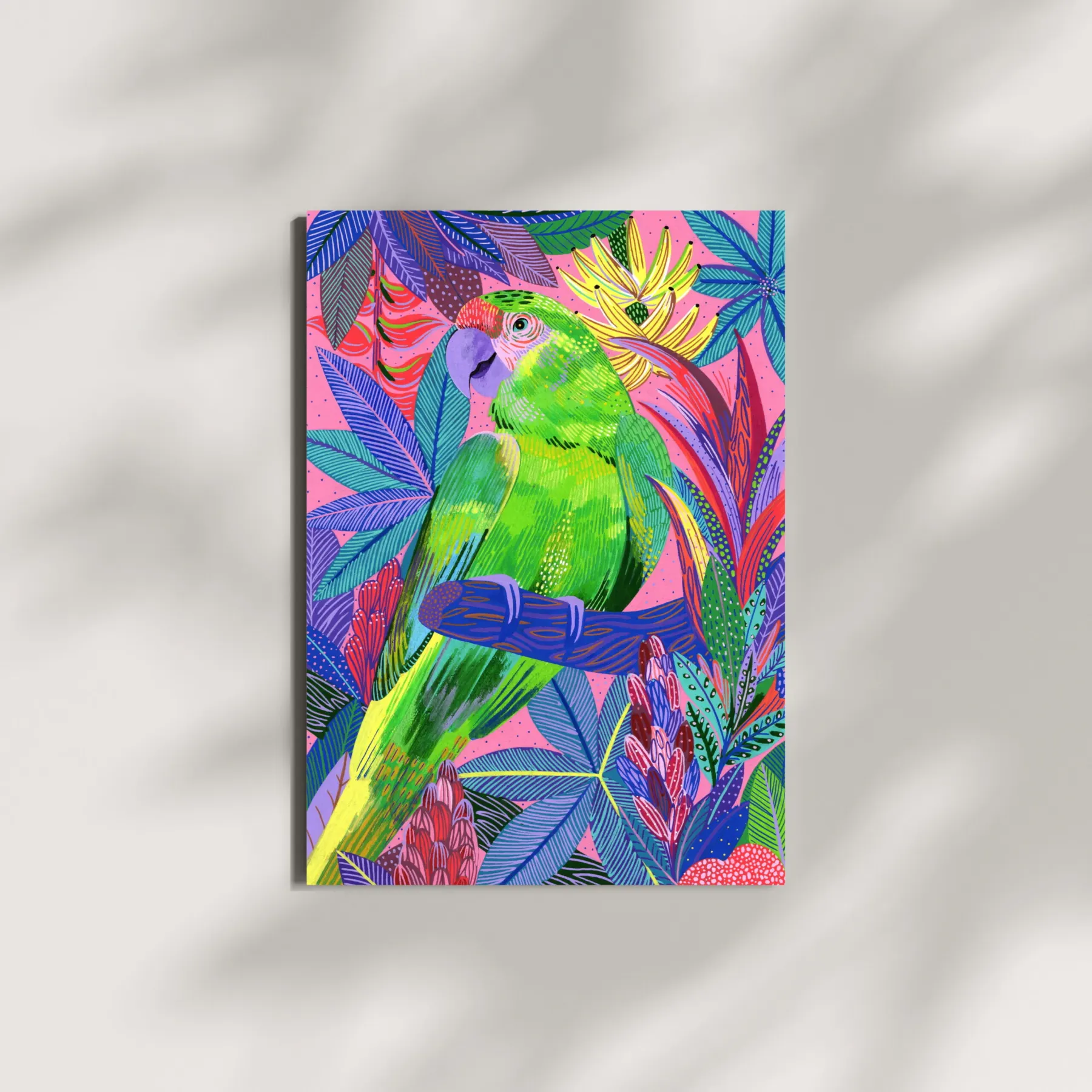 Perroquet ara vert perché parmi un feuillage tropical rose et violet, carte postale illustrée par Orane Sigal