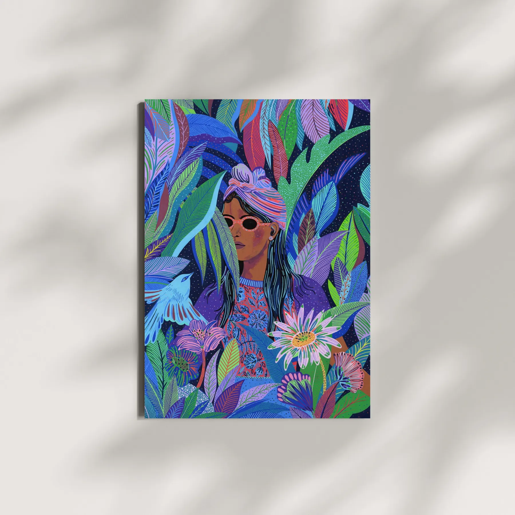 Femme à lunettes de soleil et oiseau bleu parmi un feuillage tropical violet et vert, carte postale illustrée par Orane Sigal