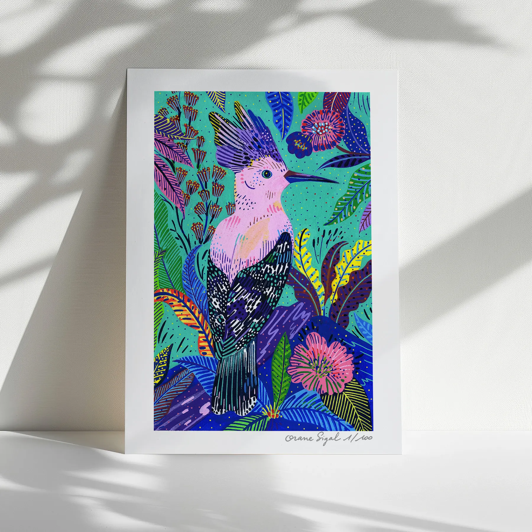 Huppe fasciée à la crête dressée parmi des fleurs roses et feuillages turquoise, tirage d'art illustré par Orane Sigal